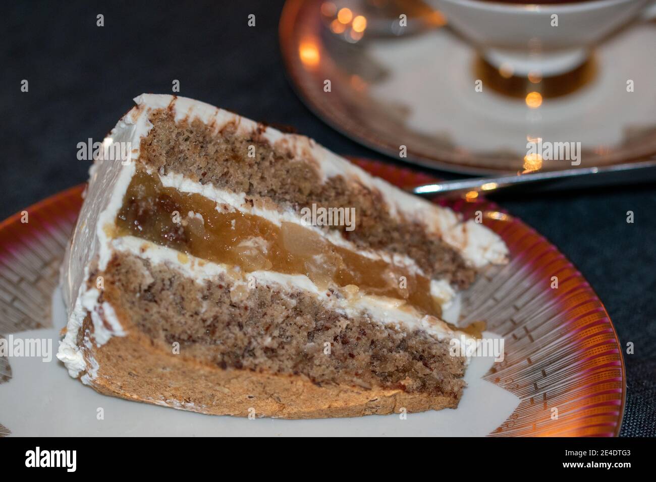 Una torta alla crema senza glutine con ripieno di pera servita su un tavolo ben posato. Foto Stock