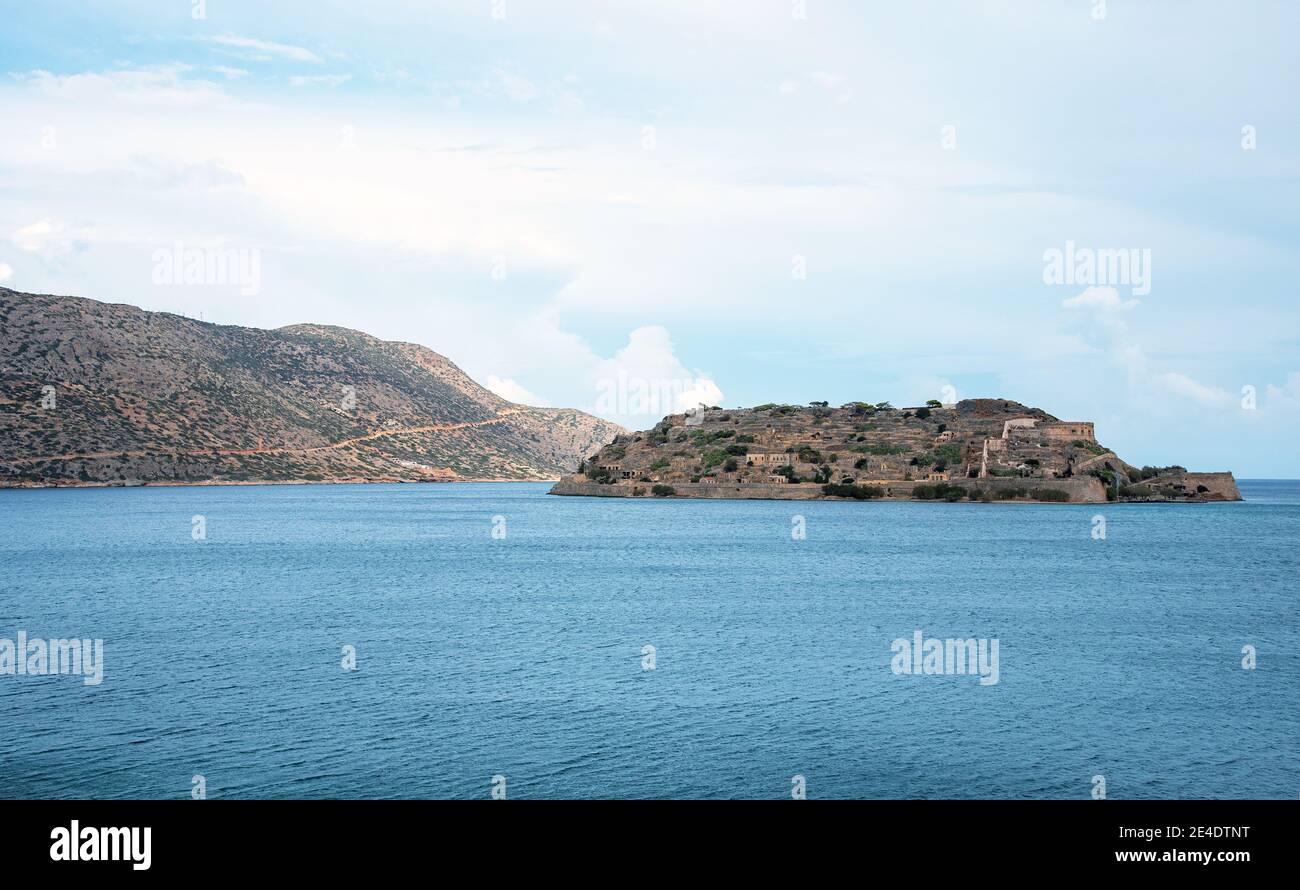 Vista sull'isola di Spinalonga e le rovine, l'isola di Creta, Grecia Foto Stock