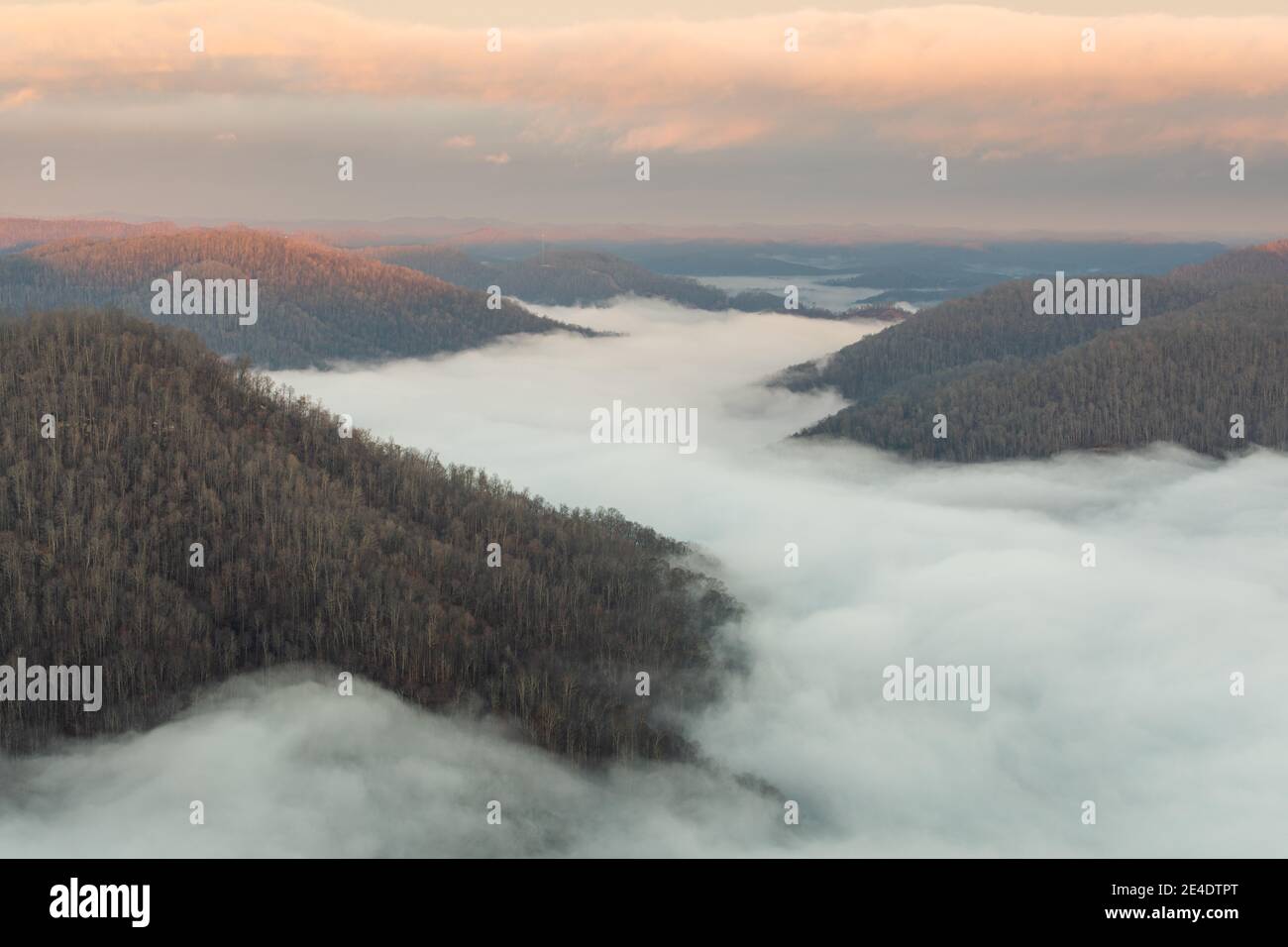 Alba e inversione di nuvole al Pine Mountain state Park, Ky. Foto Stock