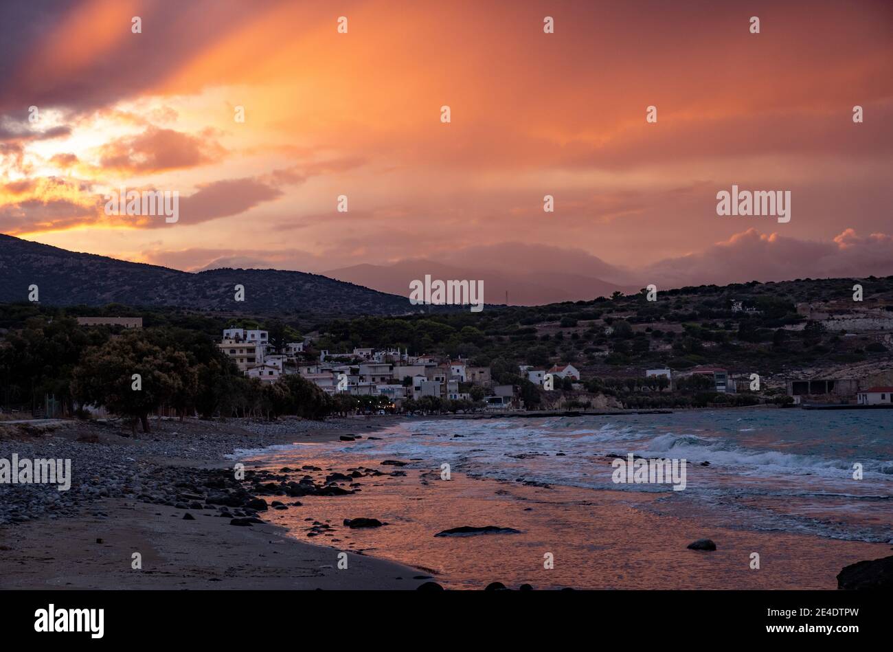 Splendida vista sulla spiaggia di Pachia Ammos al tramonto con un cielo spettacolare. Isola di Creta , Grecia Foto Stock