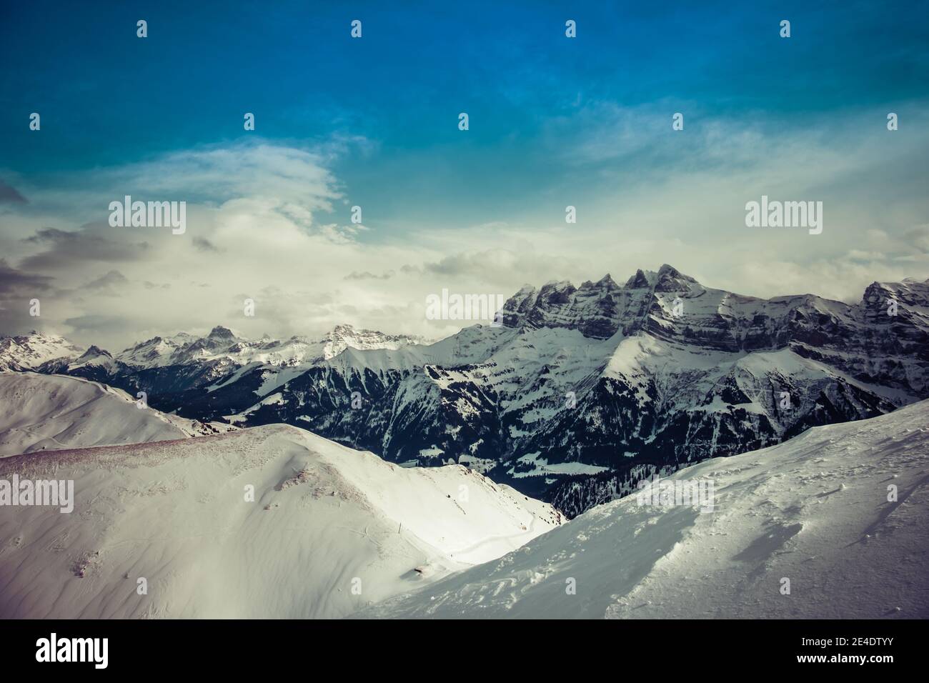 Vista panoramica sulle Alpi svizzere sotto la neve, nella stazione sciistica di Les Crosets, in Vallese, Svizzera Foto Stock