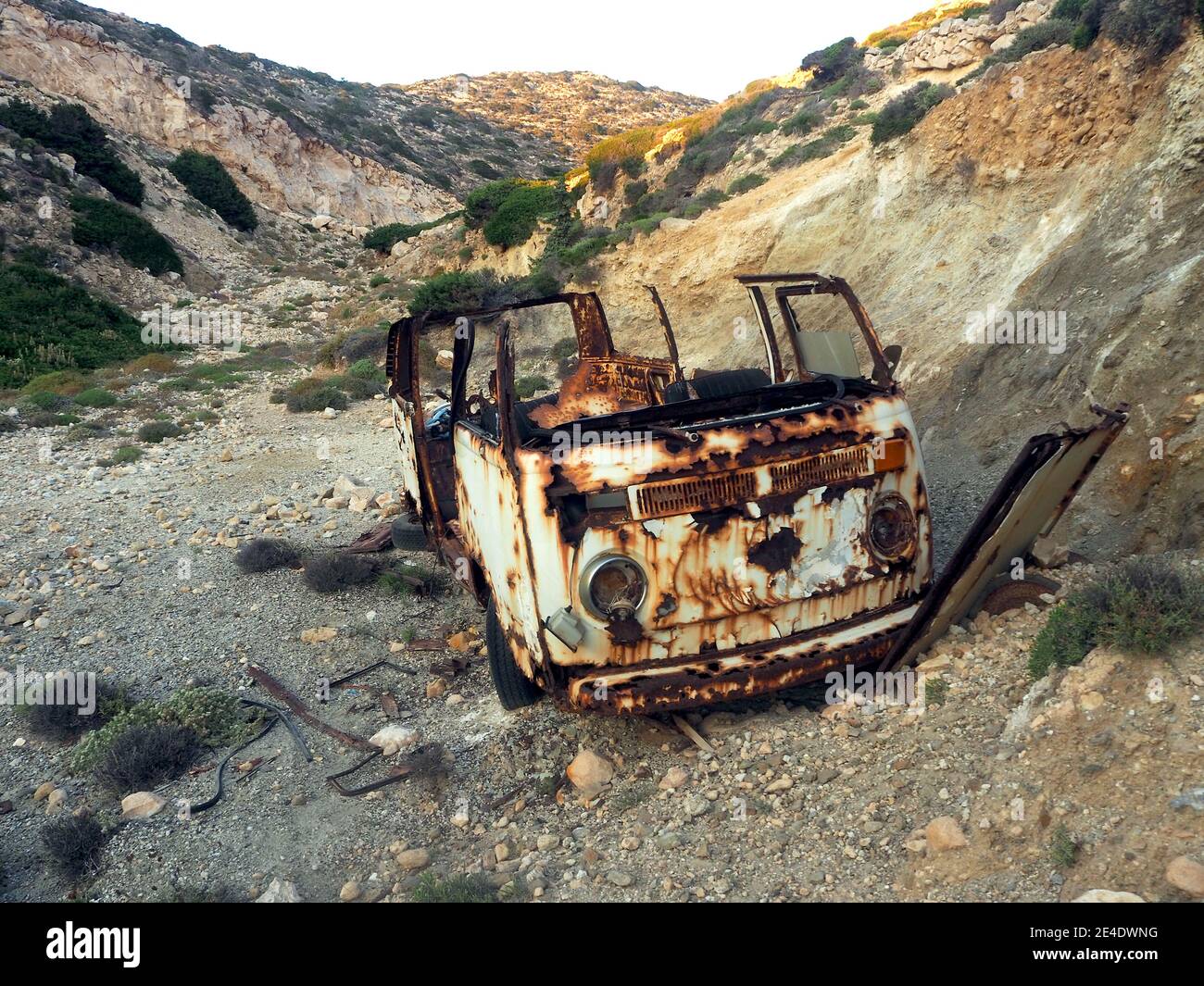 Vecchio pulmino Volkswagen arrugginito abbandonato su un'isola greca Foto Stock