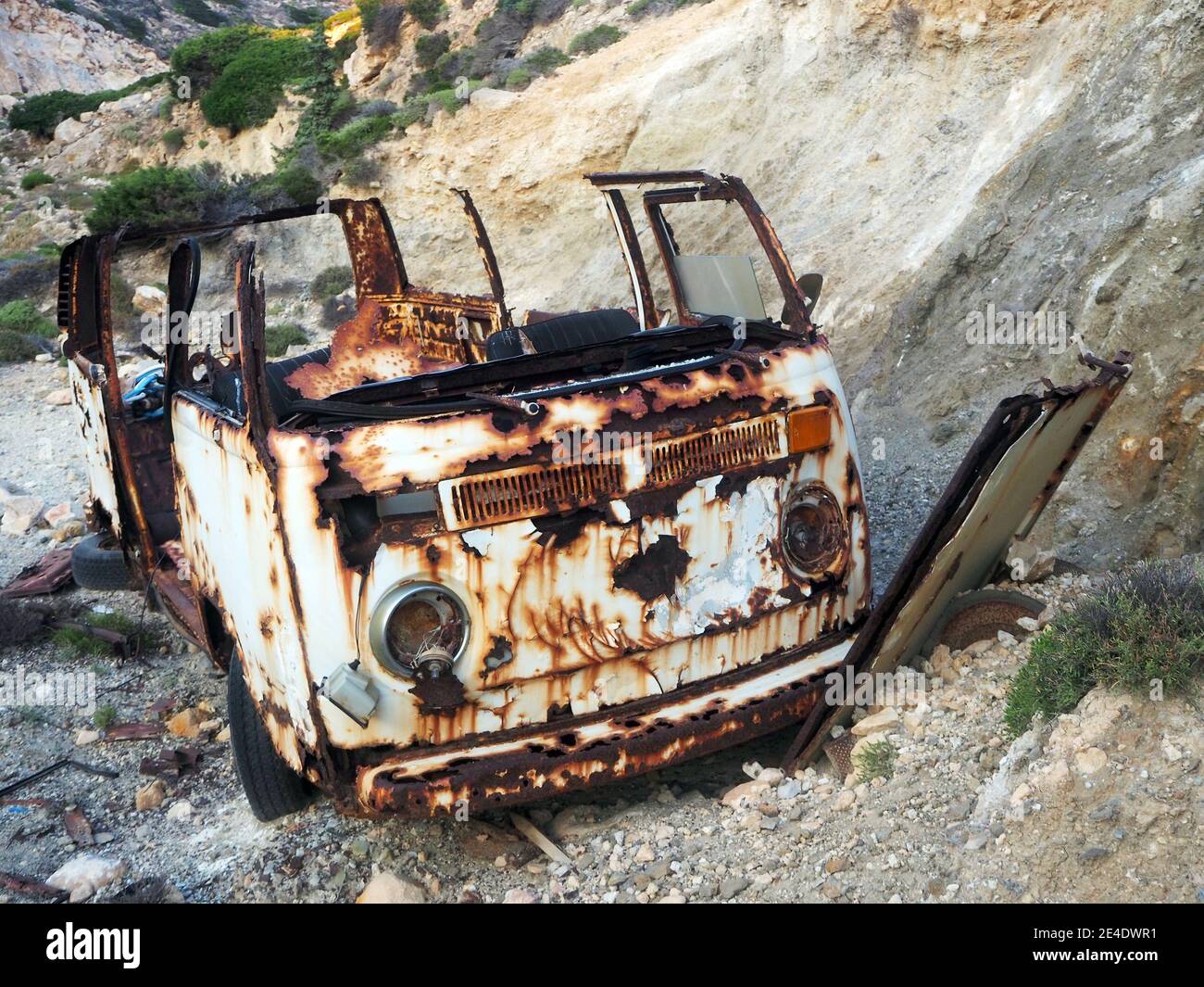 Vecchio pulmino Volkswagen arrugginito abbandonato su un'isola greca Foto Stock