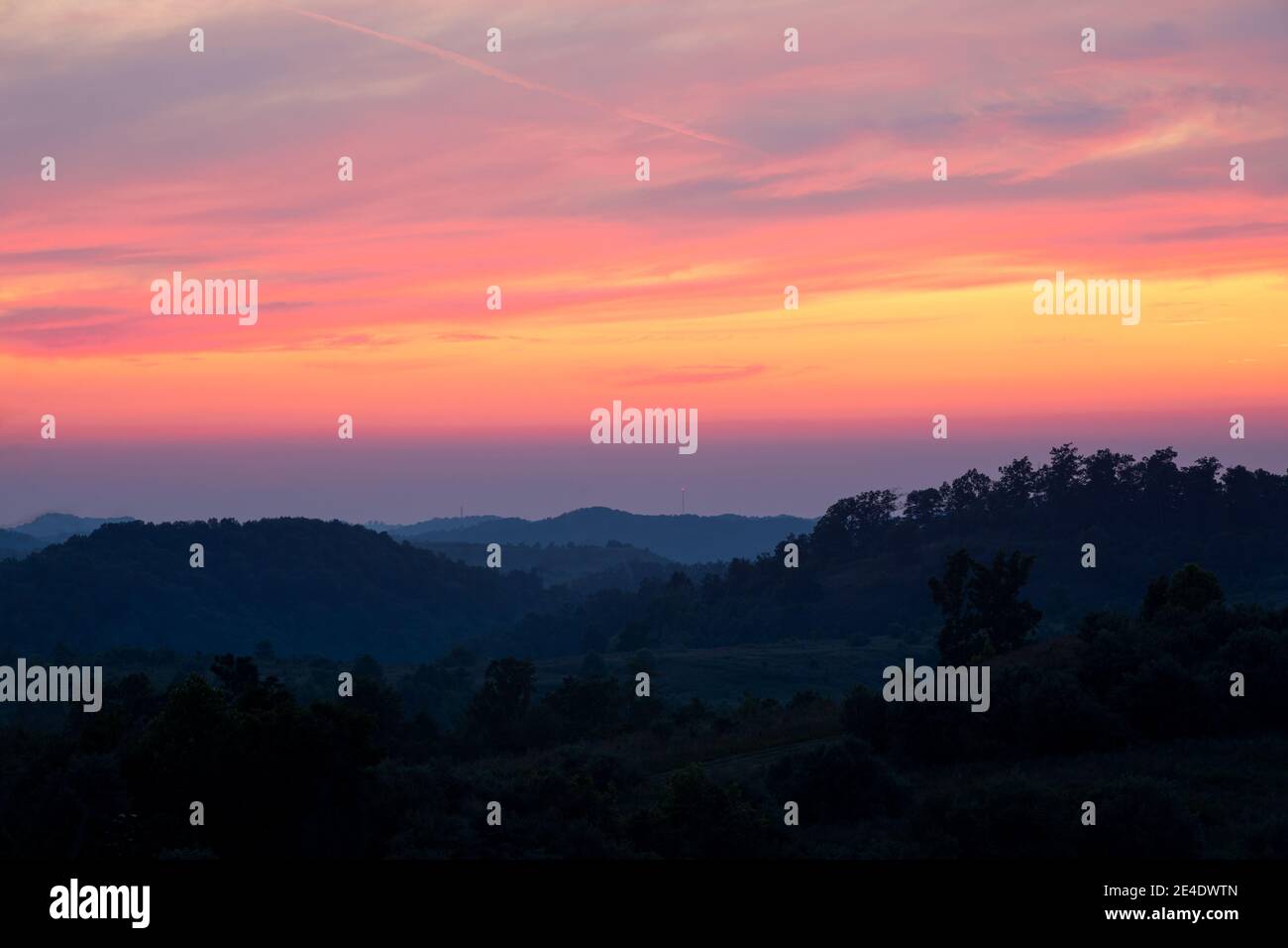 Il cielo diventa colorato con la luce del sole in Appalachia Centrale. Foto Stock