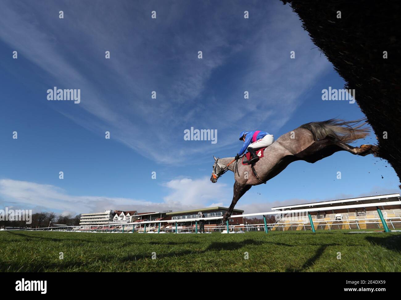 Silver Hallmark ridden da Adam Wedge sulla loro strada per vincere il Read Nicky Henderson's Unibet Blog Novices' Chase durante il Peter Marsh Chase Day all'ippodromo di Haydock Park. Data immagine: Sabato 23 gennaio 2021. Foto Stock