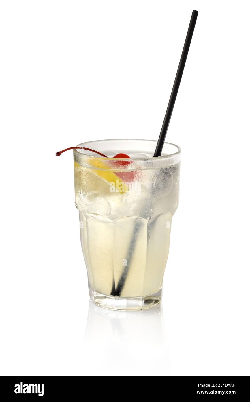 Gin fizz cocktail con fetta di limone, ciliegia candita, cubetti di ghiaccio e paglia nera in vetro isolato su sfondo bianco Foto Stock