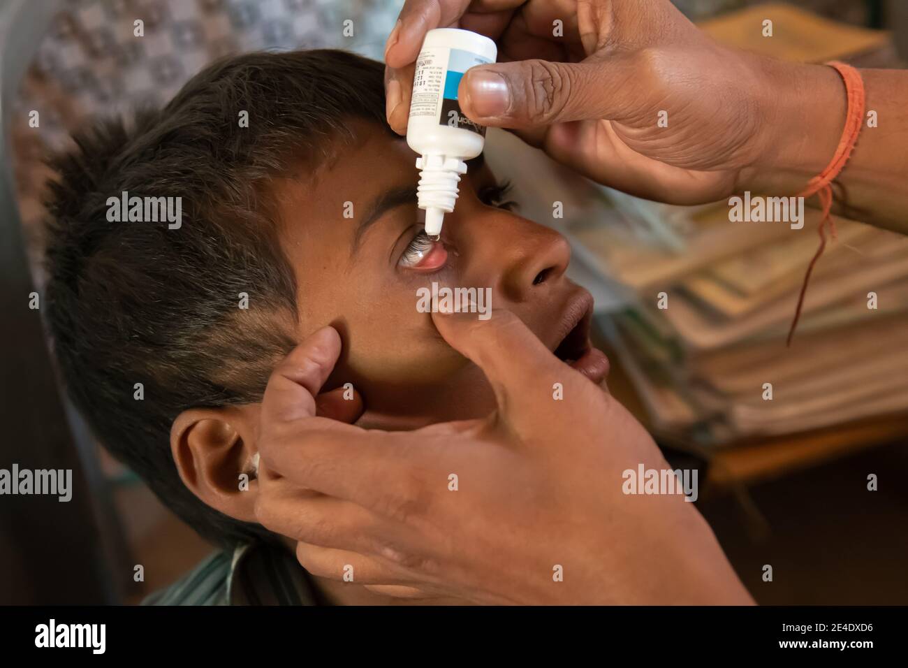 Rajasthan. India. 07-02-2018. Bambino che riceve assistenza medica dal medico per un problema con i suoi occhi. Foto Stock