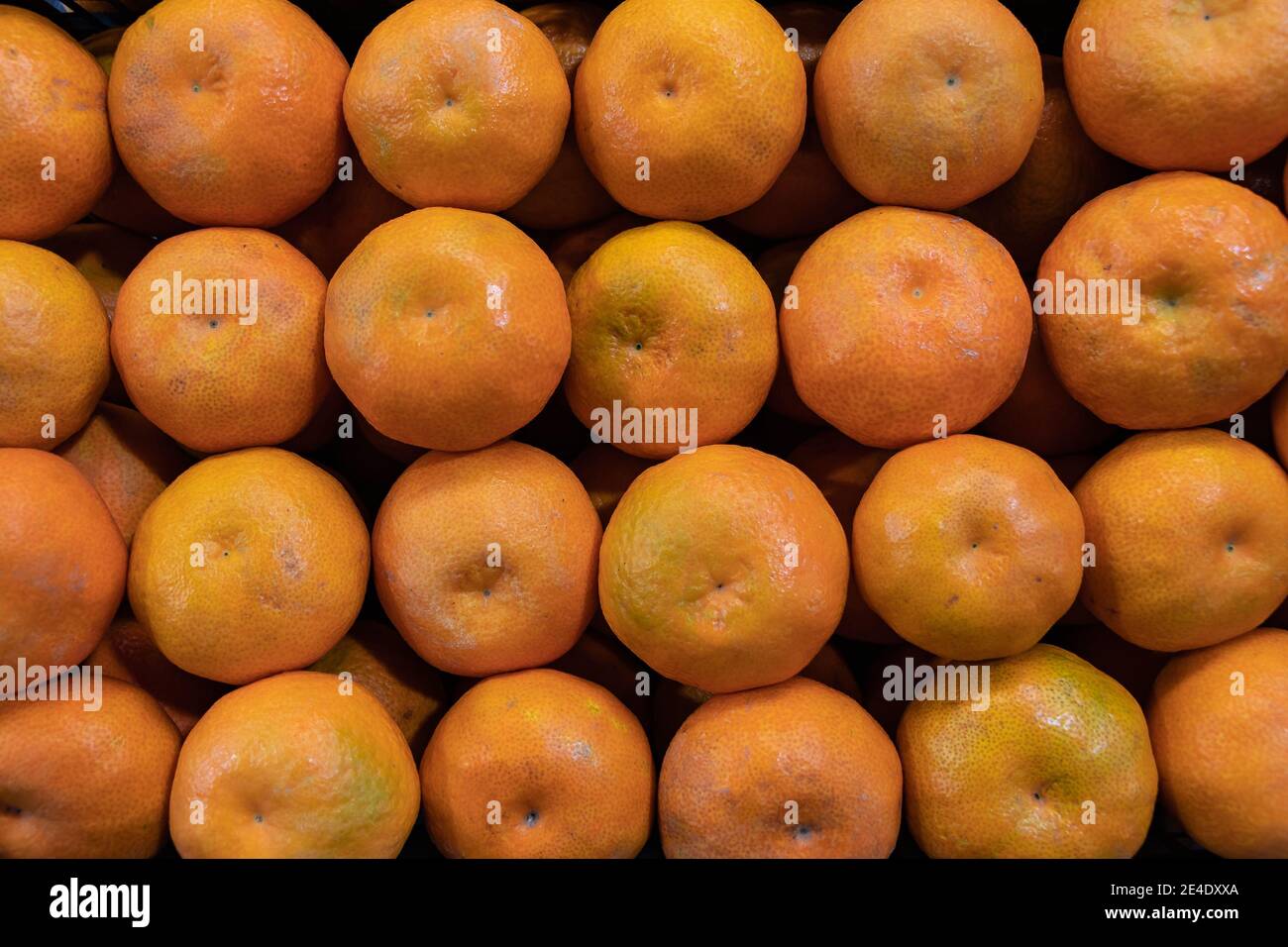 Arance fresche di mandarino o mandarino in un mercato Foto Stock