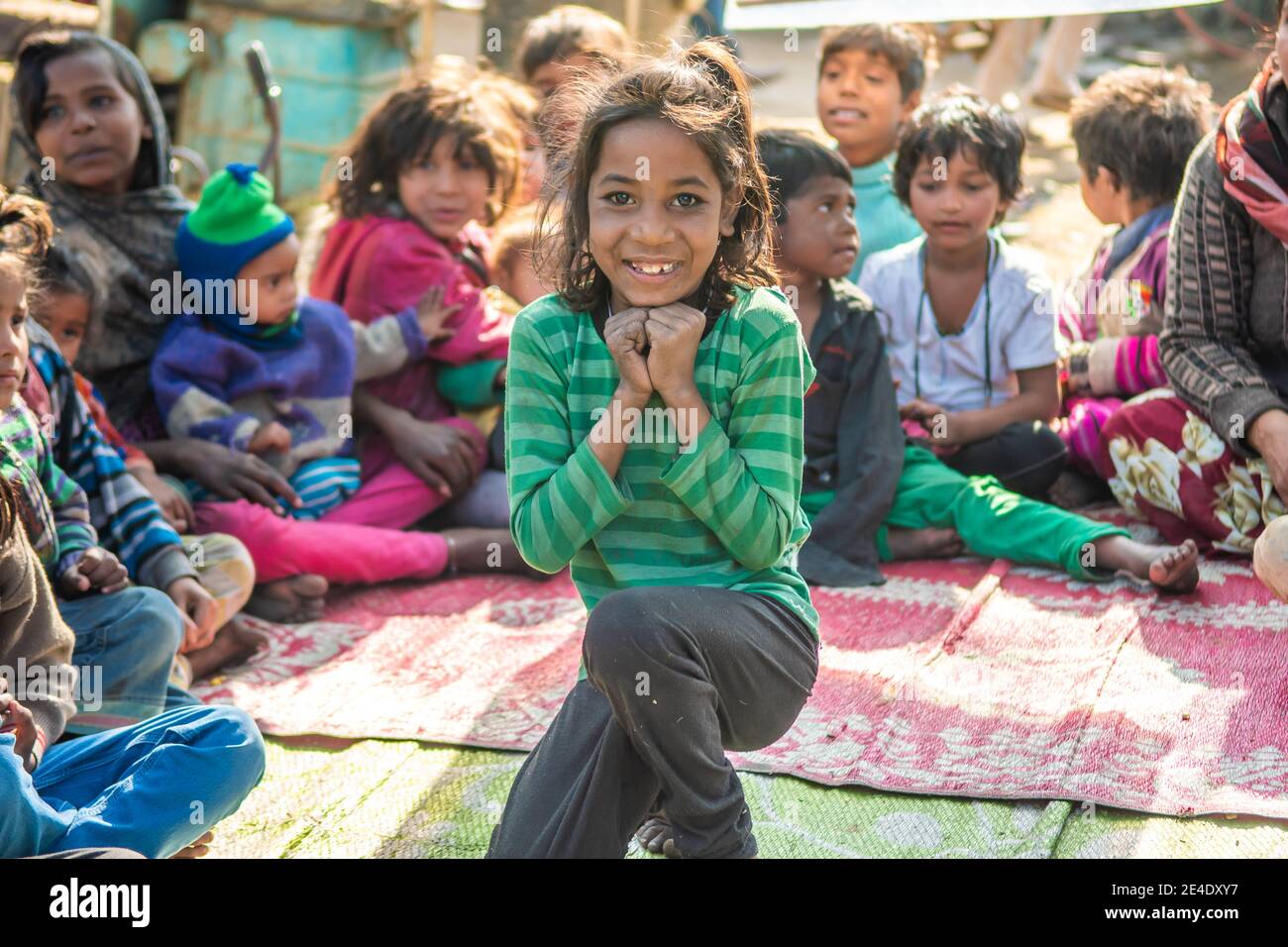 Rajasthan. India. 07-02-2018. Bella ragazza godendo e ridendo le attività scolastiche a scuola, vivendo in un quartiere povero in India. Foto Stock