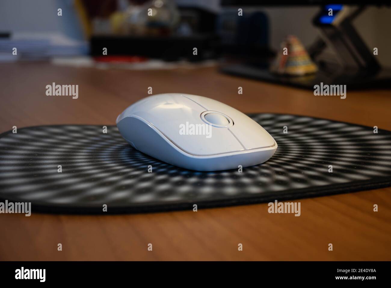 Mouse per computer moderno che utilizza la tecnologia wireless. Foto Stock