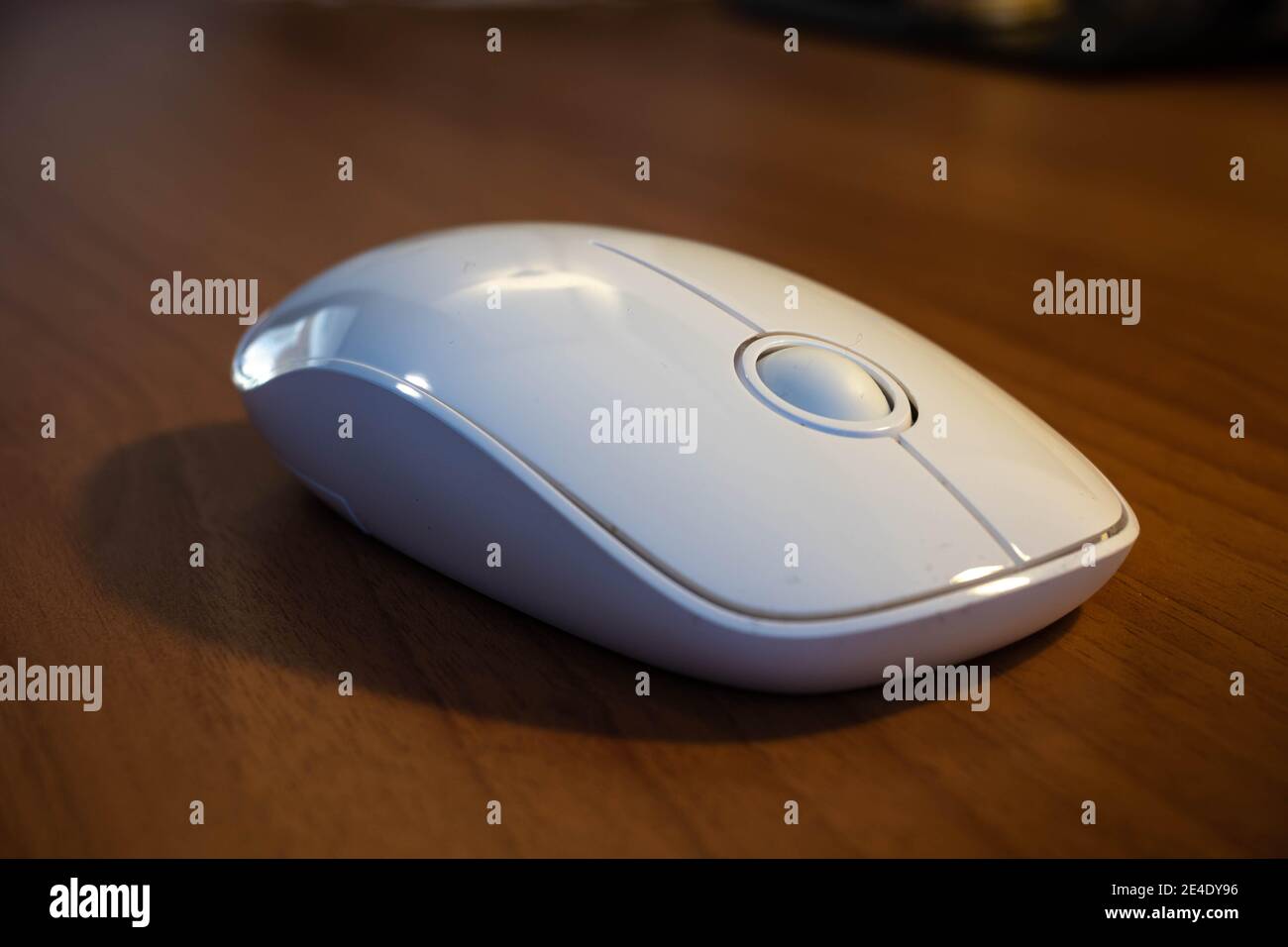 Mouse per computer moderno che utilizza la tecnologia wireless. Foto Stock