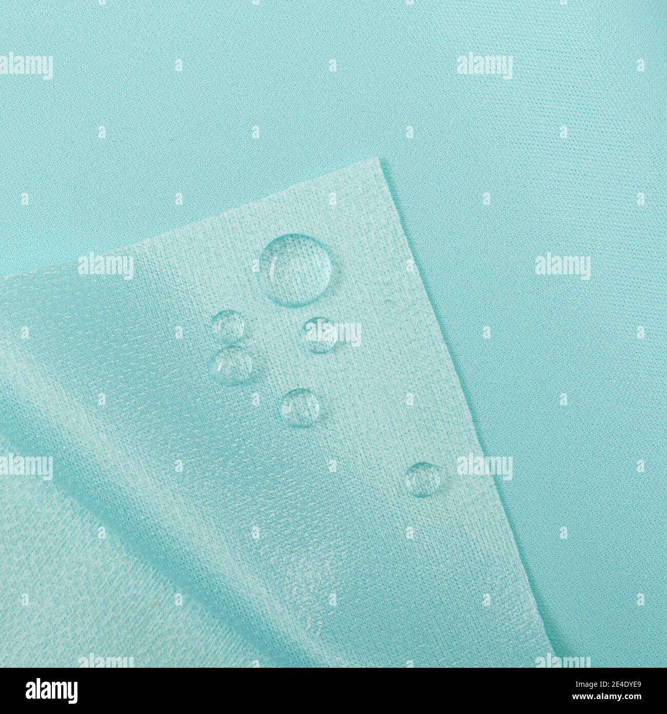 Gocce d'acqua su tessuto impermeabile Foto Stock
