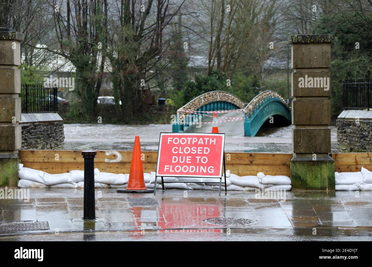 Fiume Wye in alluvione a Bakewell nel Peak District Parco nazionale Foto Stock