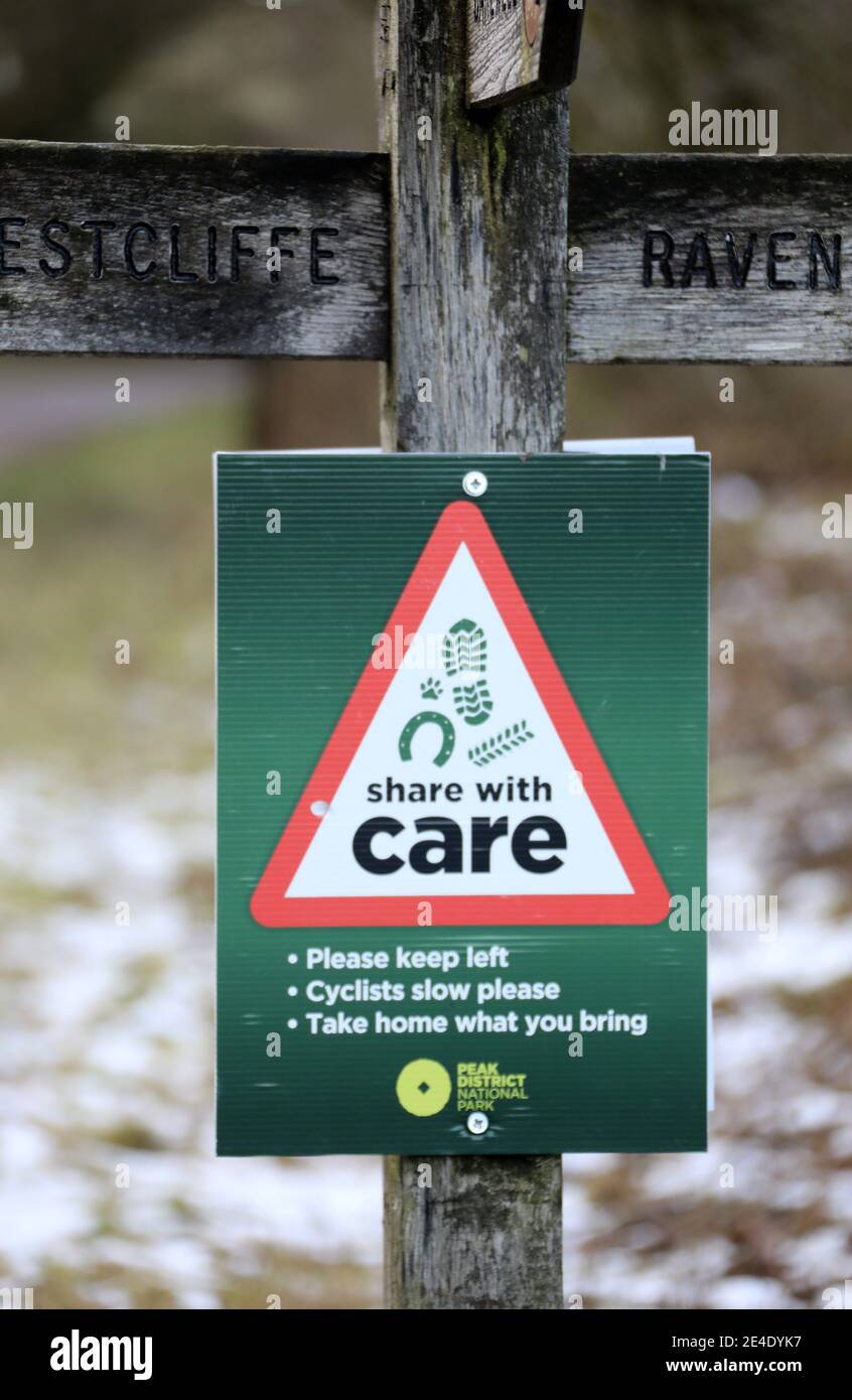 Condividete il poster con Care sul Monsal Trail nel Derbyshire Dal Peak District National Park Authority Foto Stock