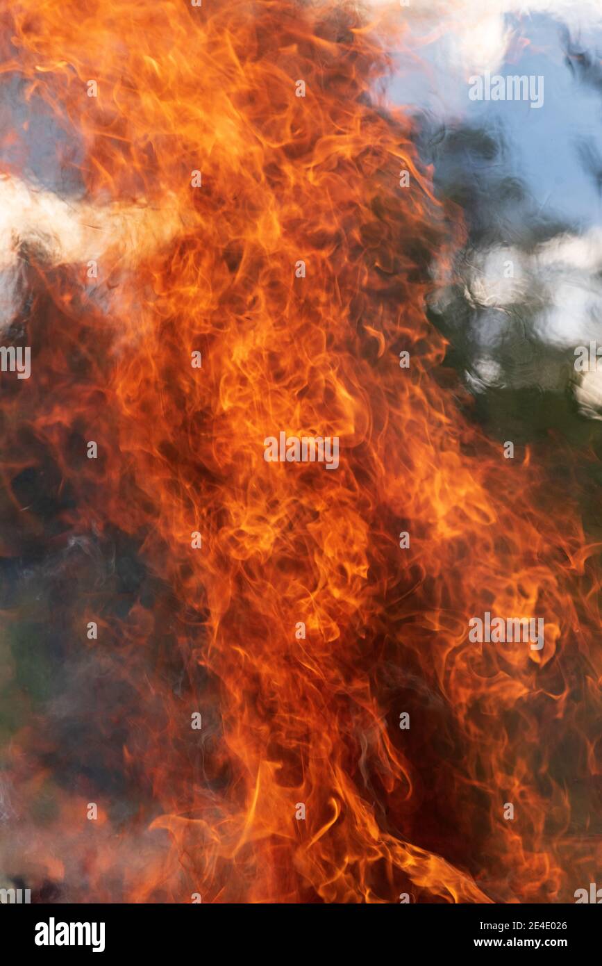 Fuoco infuocato, fuoco ardente, falò, lotta al fuoco Foto Stock