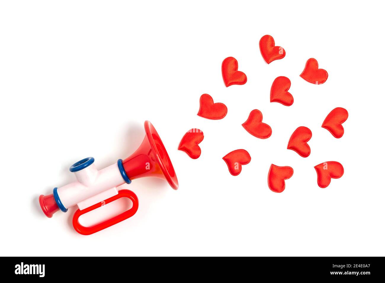 I cuori rossi volano fuori dal tubo del giocattolo dei bambini. Il concetto di una canzone d'amore di San Valentino per amore. Foto Stock