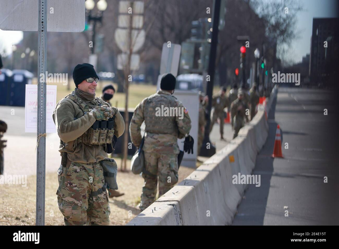 01222021- Washington, District of Columbia, USA: Le truppe della Guardia Nazionale garantiscono la costruzione del Campidoglio degli Stati Uniti dopo l'inaugurazione del presidente Joe Biden e del vice presidente Kamala Harris. Il Campidoglio è stato violato durante un'insurrezione il 6 gennaio appena giorni prima dell'inaugurazione. Foto Stock