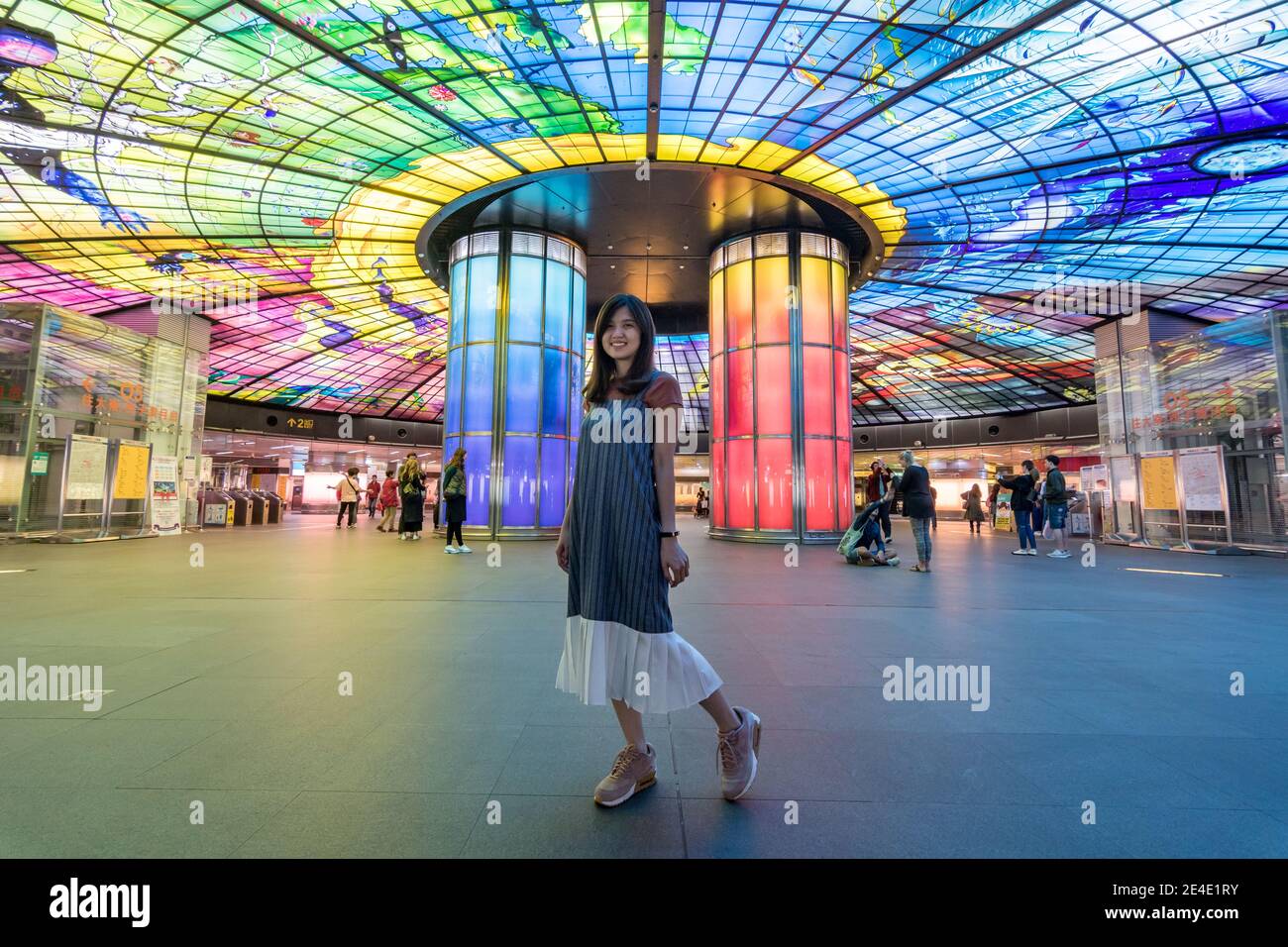 Bella posa turistica di fronte a Formosa Boulevard, una delle più belle stazioni della metropolitana del mondo, Kaohsiung, Taiwan Foto Stock