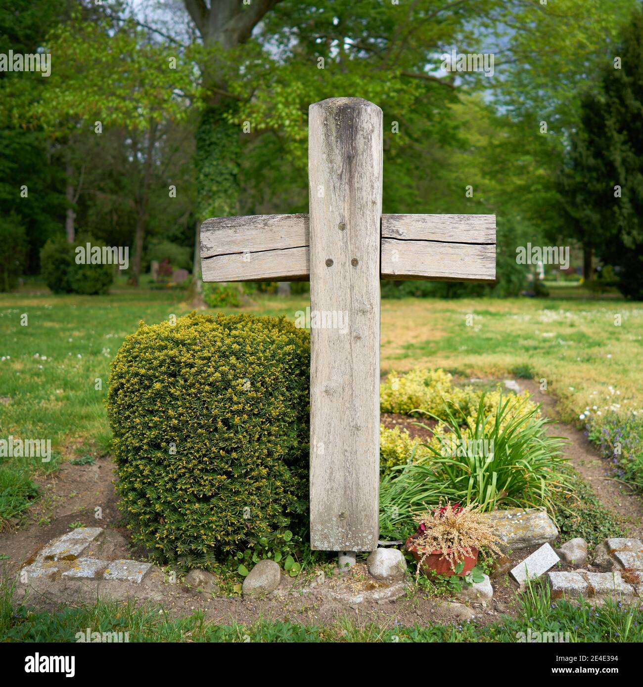 Croce di legno su una tomba nel cimitero Foto stock - Alamy