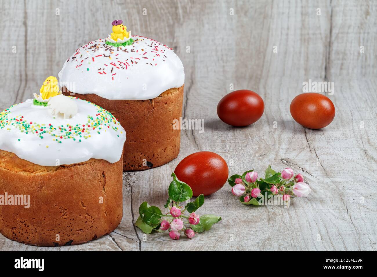 Torta di Pasqua festosa su sfondo chiaro, decorata con draghi multicolore. Uova di Pasqua dipinte come attributo di Pasqua. Primo piano. Lampada da studio Foto Stock