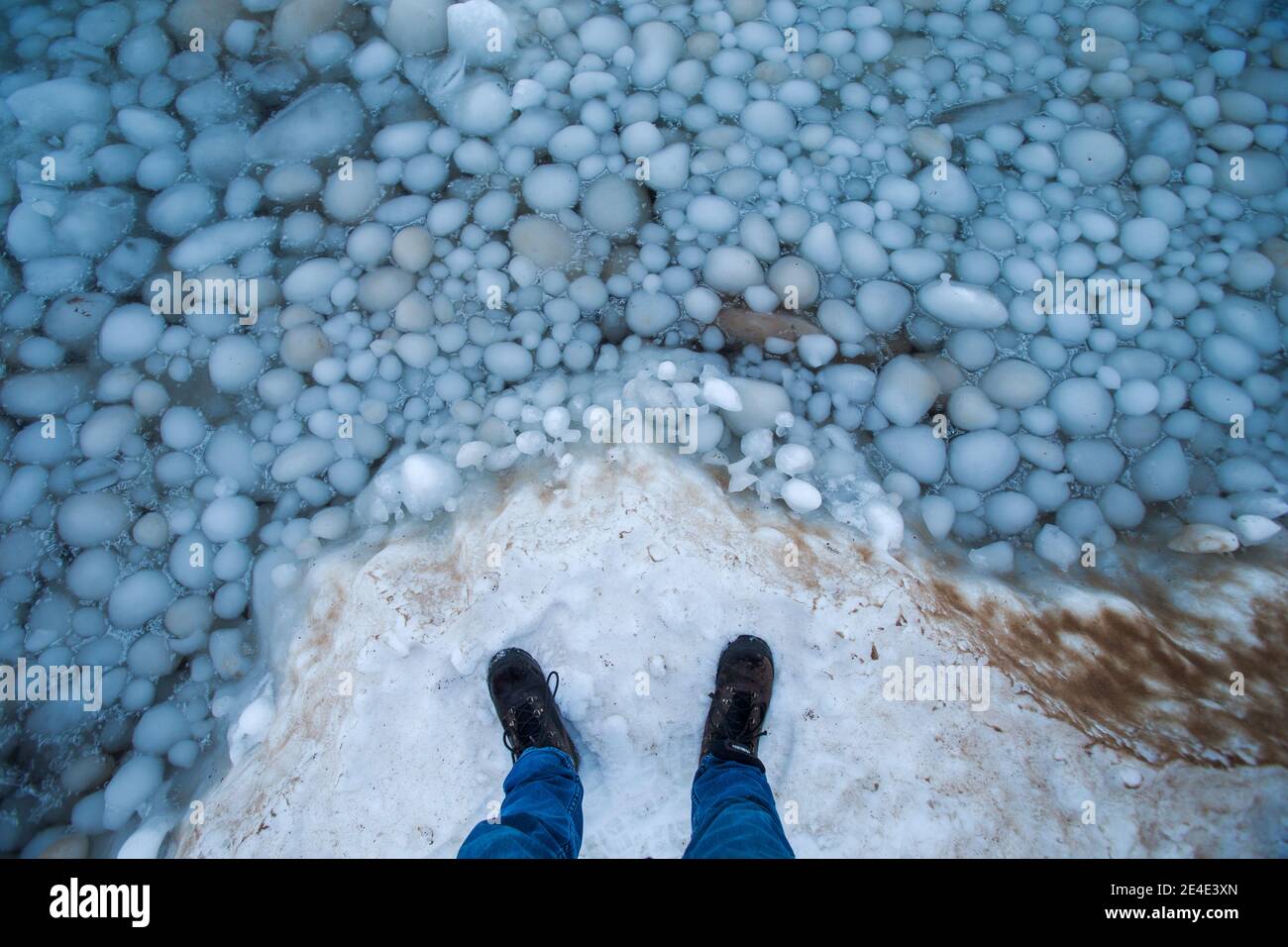 MOTALA, SVEZIA - 9 GENNAIO 2017: Il fenomeno meteorologico palle di ghiaccio. Qui sulla riva del lago di Vättern. Foto Stock