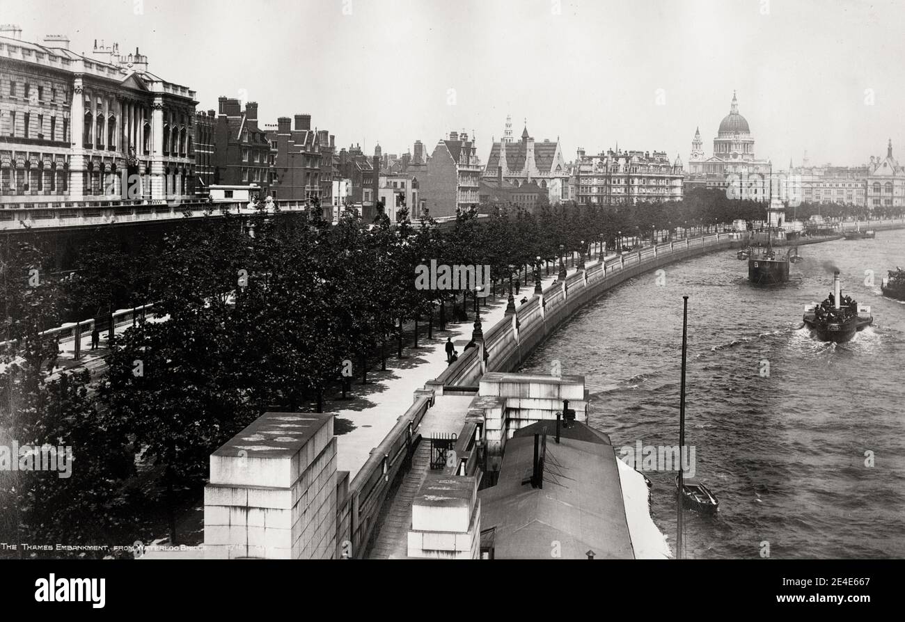 Fotografia d'epoca del XIX secolo: Thames Embankment dal ponte di Waterloo, barche a vapore sul fiume, Londra. Foto Stock