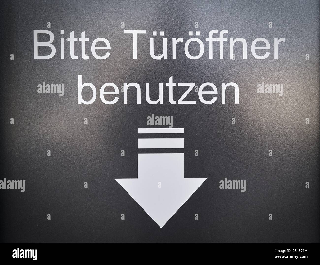 Cartello con l'iscrizione 'utilizzare il meccanismo di apertura della porta' (Türöffner) Foto Stock