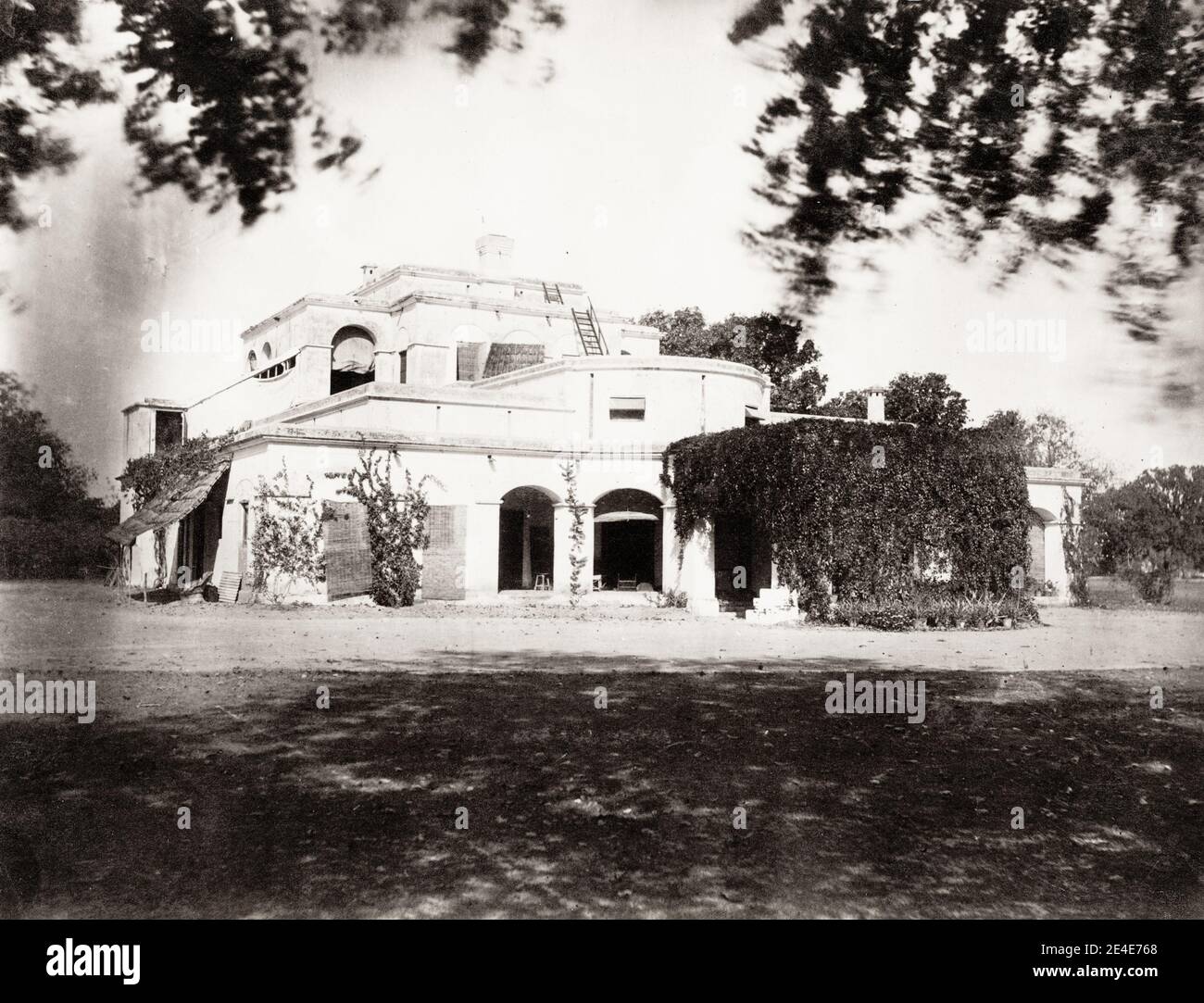 Fotografia d'epoca del XIX secolo: Casa europea a Faizabad, India. Laizabad è una città dell'India di 8.733 abitanti, situata nello stato federato dell'Utttar Pradesh. Foto Stock