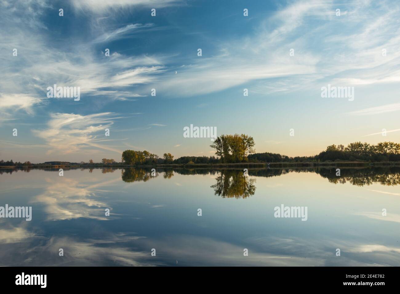 Il riflesso di belle nuvole nella superficie del lago, vista serale d'autunno Foto Stock