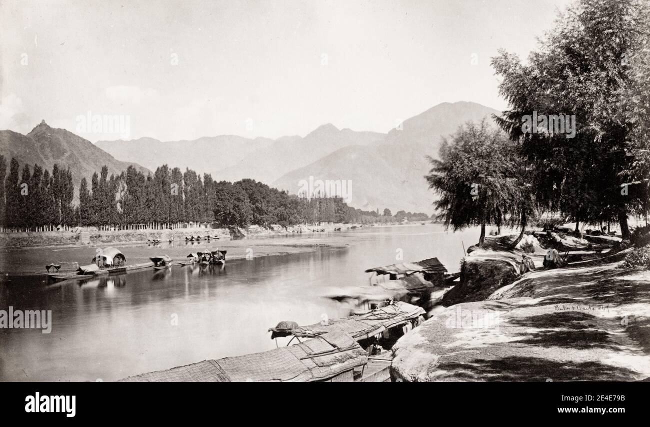 Fotografia d'epoca del XIX secolo: Fiume Jhelum, Munshi Bagh, una località nella città di Srinagar, nello stato di Jammu e Kashmir, India. Foto Stock