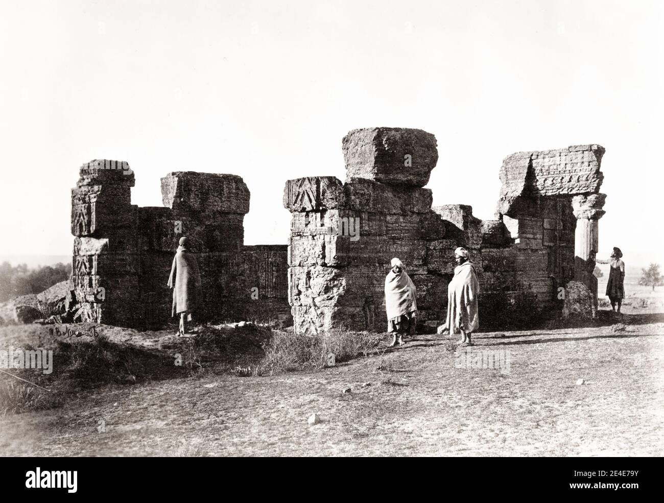 Vintage 19th ° secolo fotografia: Rovine, si pensa che siano le rovine Awantipura a Pahalgam, Jammu e Kashmir, India. Foto Stock