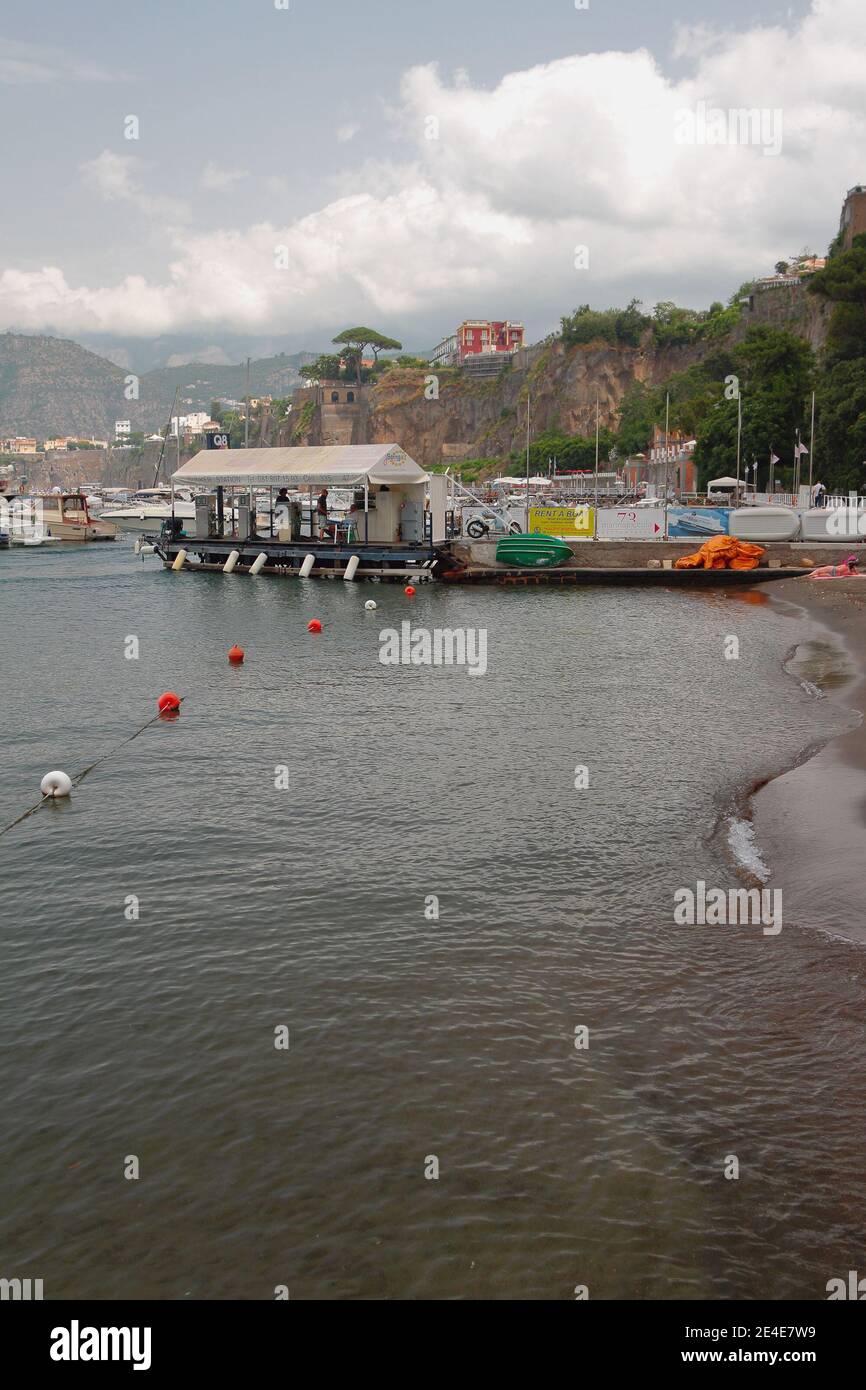 Sorrento, Italia - Luglio 09 2019: Spiaggia e stazione di rifornimento in riva al mare Foto Stock