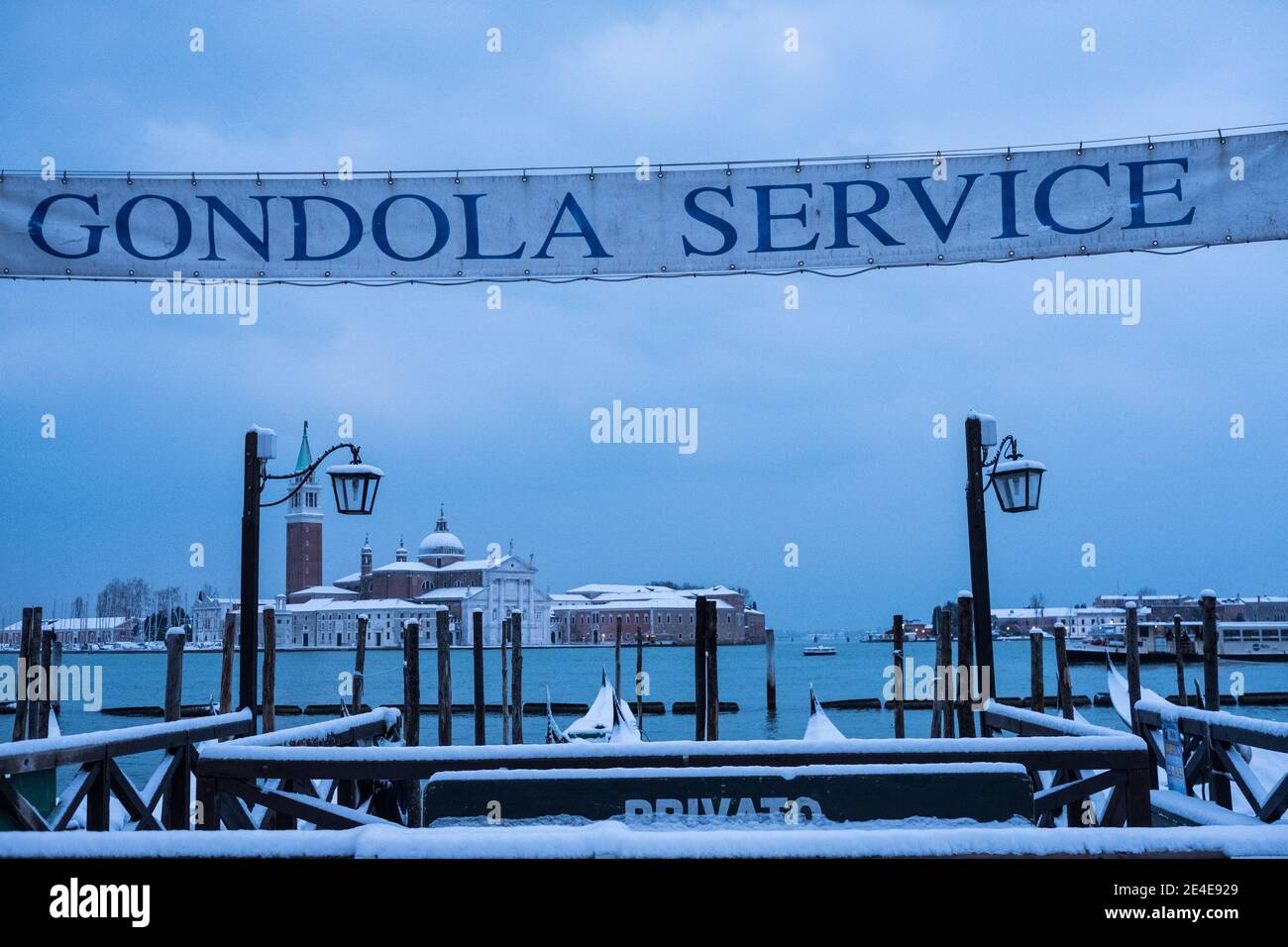 Venezia - neve in Piazza San Marco e Bacino Orseolo. Venezia - neve in Piazza San Marchese e Bacino Orseolo. Foto Stock