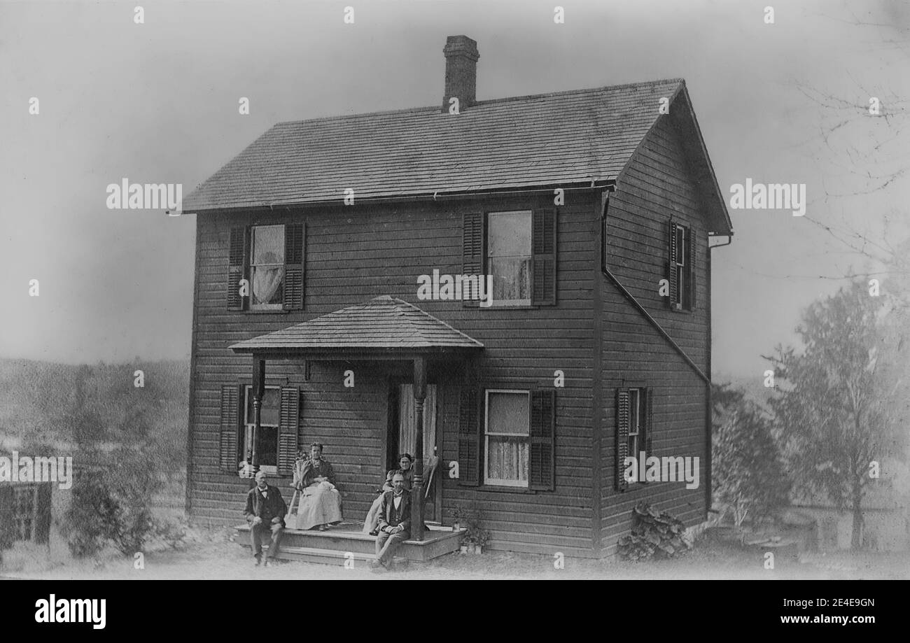 Archivio americano ritratto monocromatico di due coppie seduti su un portico casa. Preso nel tardo 19 ° secolo a Port Byron, New York, Stati Uniti Foto Stock