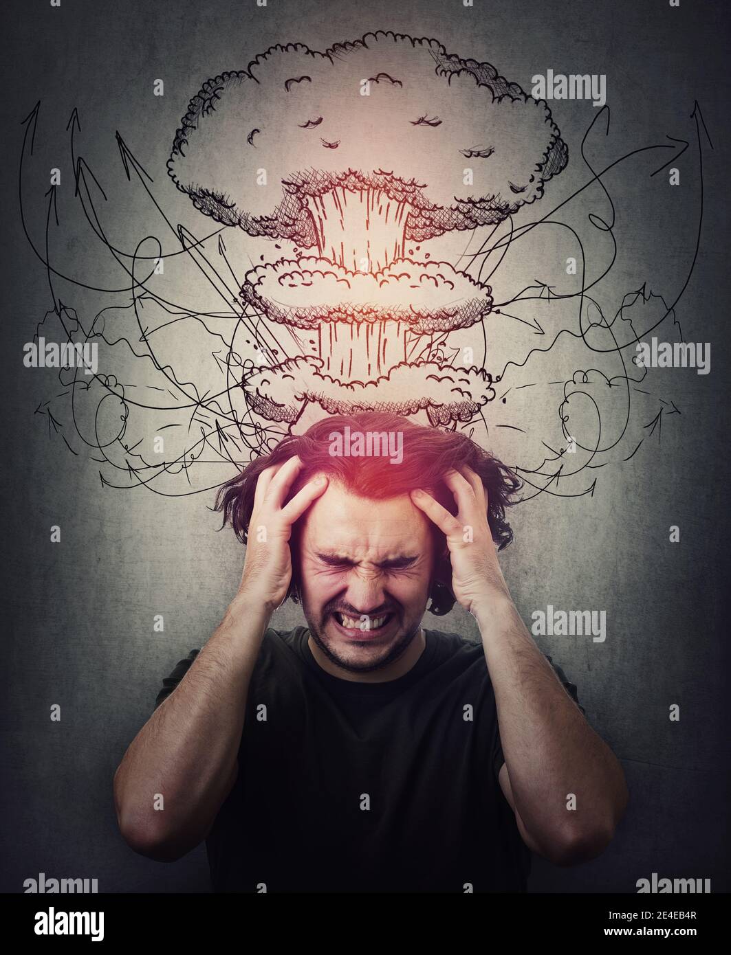 Metafora dell'esplosione della testa. Uomo sconcertato agitando e tirando i capelli, gli occhi chiusi urlando e aggrovigliando i denti. Mal di testa, dise demenza Foto Stock