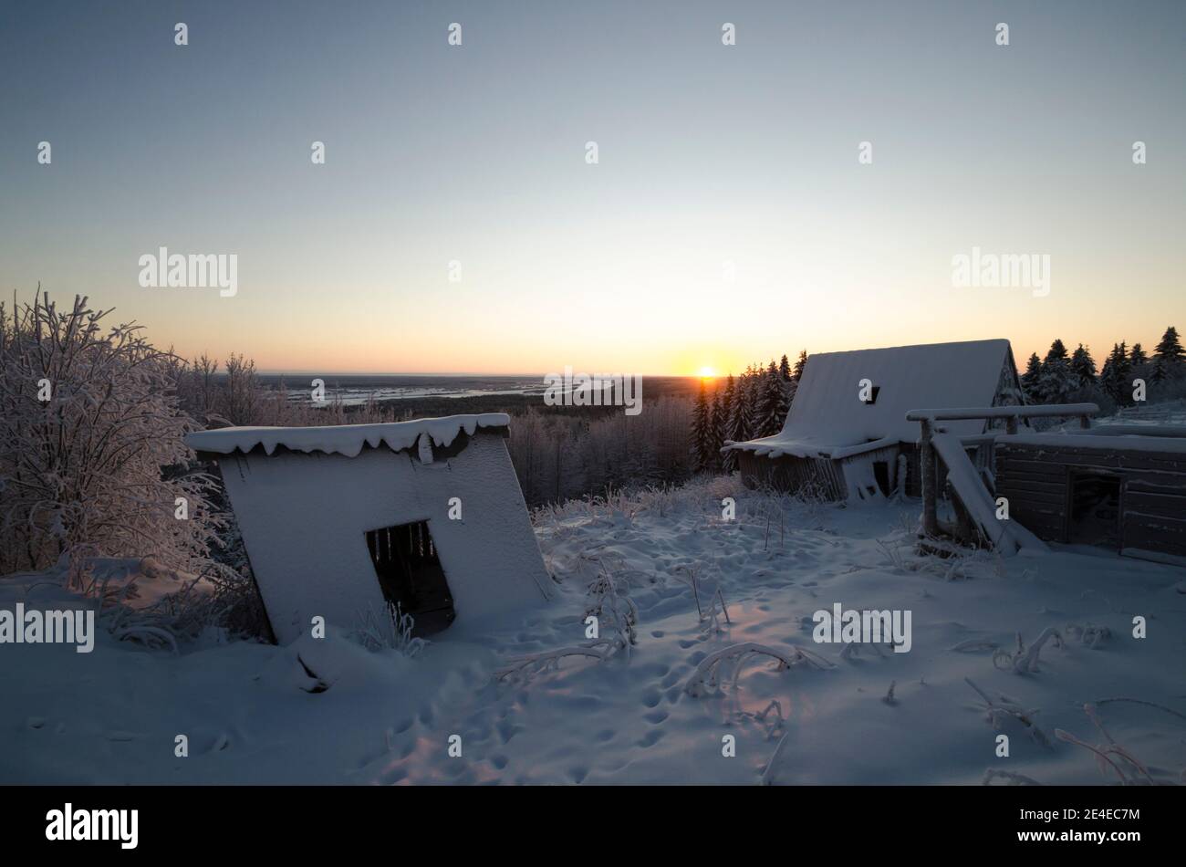 Abbandonate case russe sullo sfondo di un paesaggio invernale Foto Stock