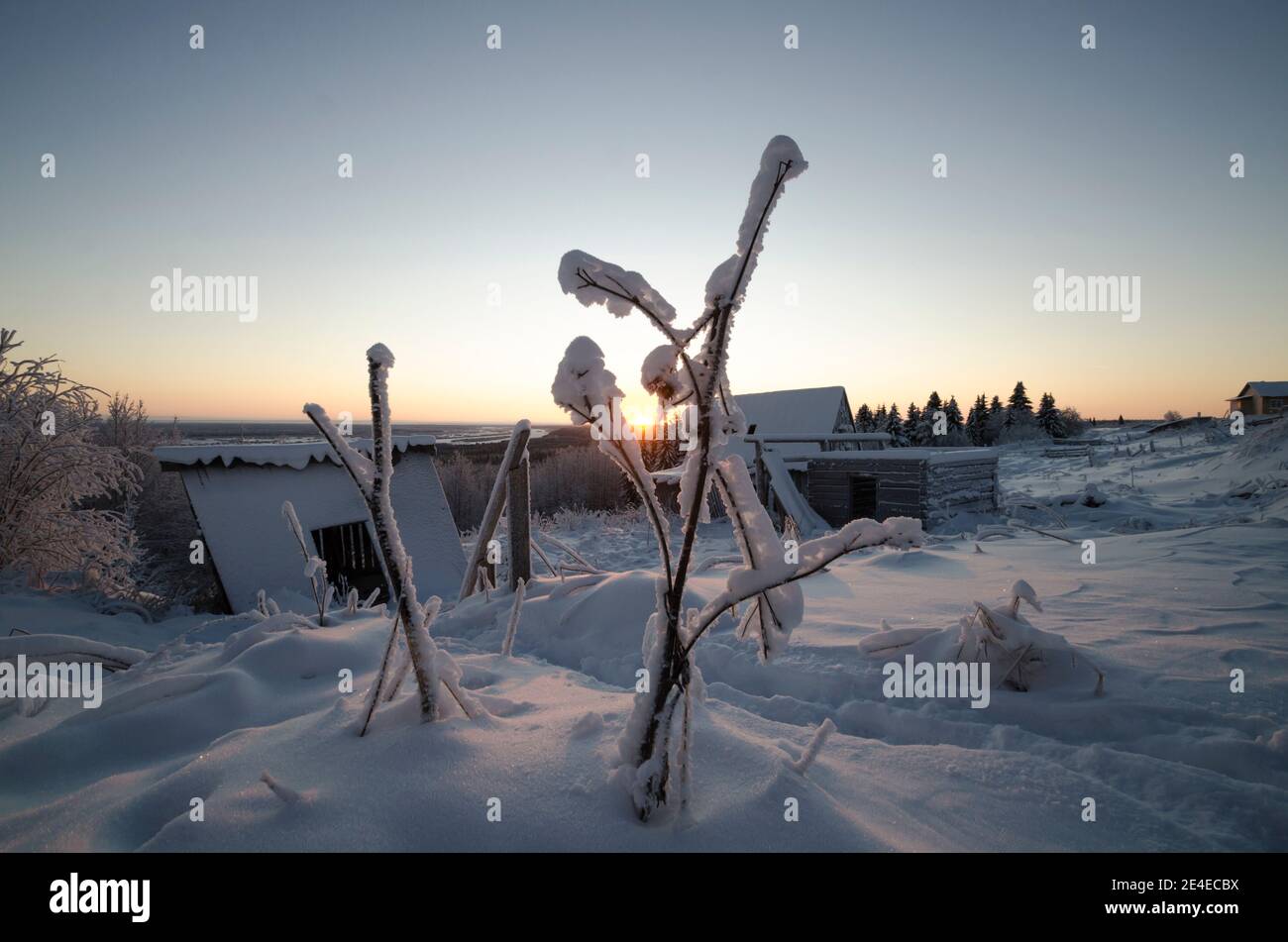 Abbandonate case russe sullo sfondo di un paesaggio invernale Foto Stock