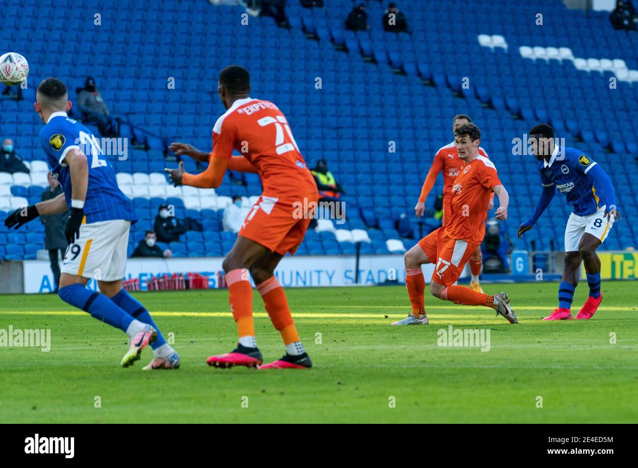 Brighton e Hove, Regno Unito. 23 gennaio 2021. Yves Bissouma di Brighton e Hove Albion segna per dare a Brighton la guida durante la quarta partita della fa Cup tra Brighton e Hove Albion e Blackpool, la partita è stata a porte chiuse senza sostenitori a causa dell'attuale blocco del governo pandemico COVID-19 all'AMEX Stadium, Brighton e Hove, Inghilterra il 23 gennaio 2021. Foto di Liam McAvoy. Credit: Prime Media Images/Alamy Live News Foto Stock