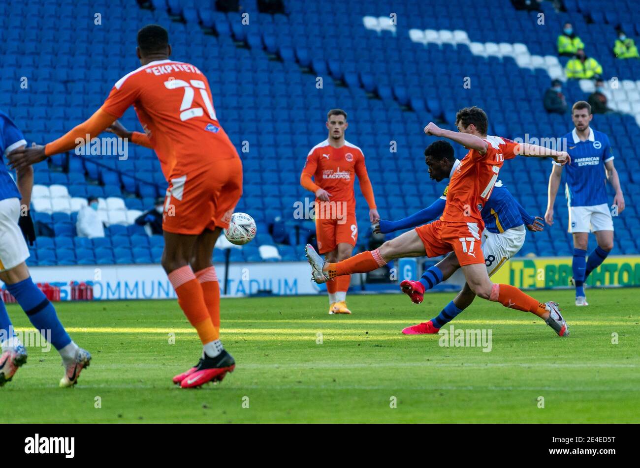Brighton e Hove, Regno Unito. 23 gennaio 2021. Yves Bissouma di Brighton e Hove Albion segna per dare a Brighton la guida durante la quarta partita della fa Cup tra Brighton e Hove Albion e Blackpool, la partita è stata a porte chiuse senza sostenitori a causa dell'attuale blocco del governo pandemico COVID-19 all'AMEX Stadium, Brighton e Hove, Inghilterra il 23 gennaio 2021. Foto di Liam McAvoy. Credit: Prime Media Images/Alamy Live News Foto Stock