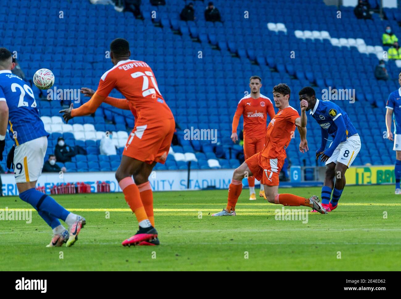 Brighton e Hove, Regno Unito. 23 gennaio 2021. Yves Bissouma di Brighton e Hove Albion segna per dare a Brighton la guida durante la quarta partita della fa Cup tra Brighton e Hove Albion e Blackpool, la partita è stata a porte chiuse senza sostenitori a causa dell'attuale blocco del governo pandemico COVID-19 all'AMEX Stadium, Brighton e Hove, Inghilterra il 23 gennaio 2021. Foto di Liam McAvoy. Credit: Prime Media Images/Alamy Live News Foto Stock