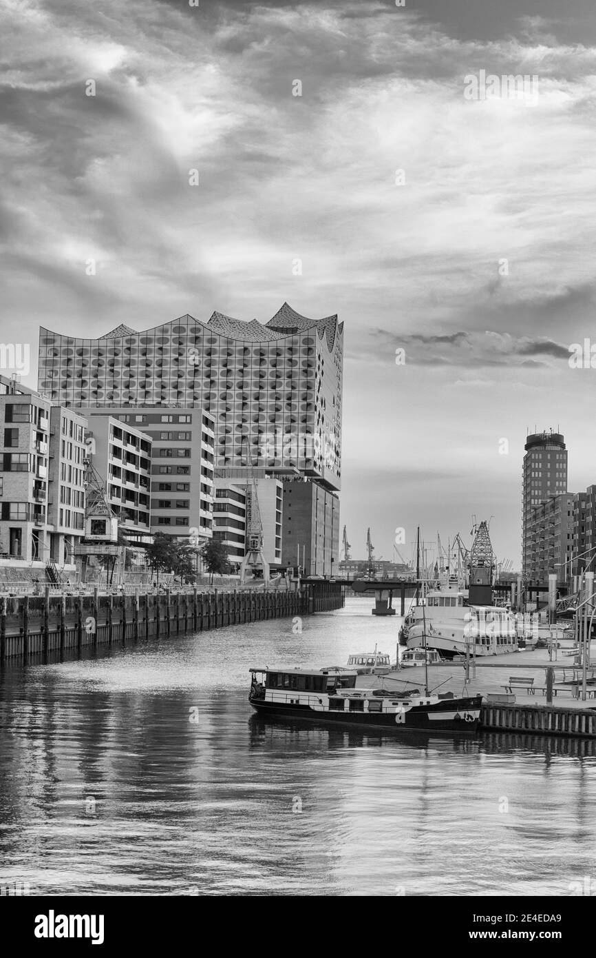 Porto di Amburgo in Germania con elbphilharmonie Foto Stock