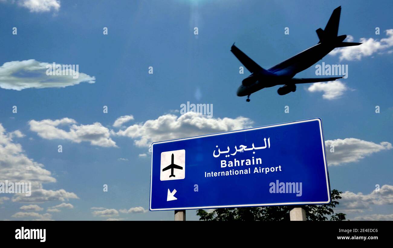 La silhouette dell'aeroplano atterra nel Bahrain. Arrivo in città con cartello con la direzione dell'aeroporto internazionale e cielo blu sullo sfondo. Viaggio, viaggio e trasmissione Foto Stock