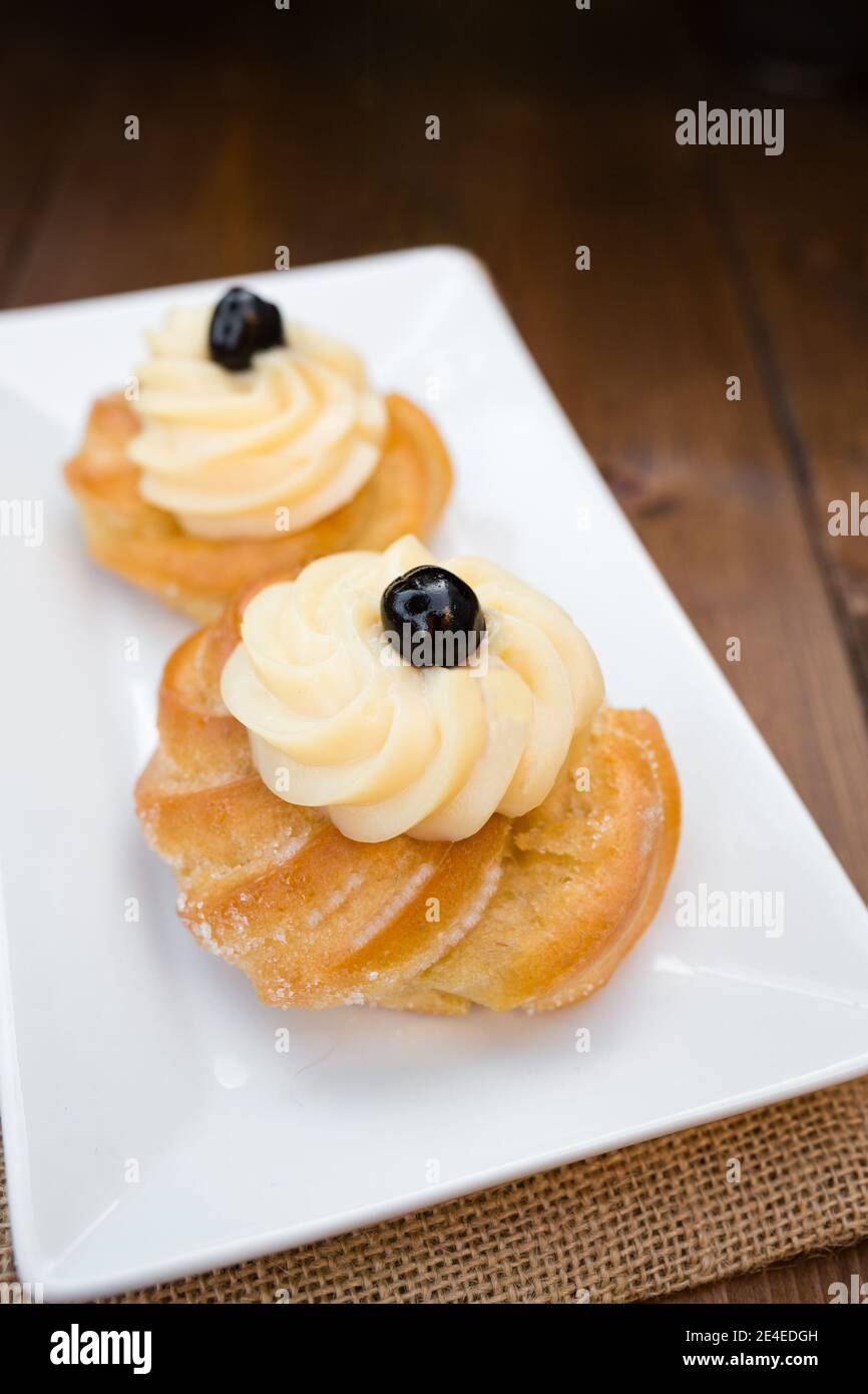 Zeppole fatto in casa di San Giuseppe su tavola rustica Foto Stock