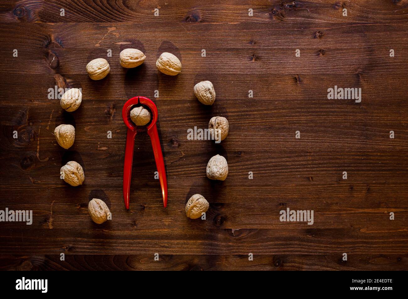composizioni di noci sagomate su sfondo di legno per una sensazione naturale Foto Stock