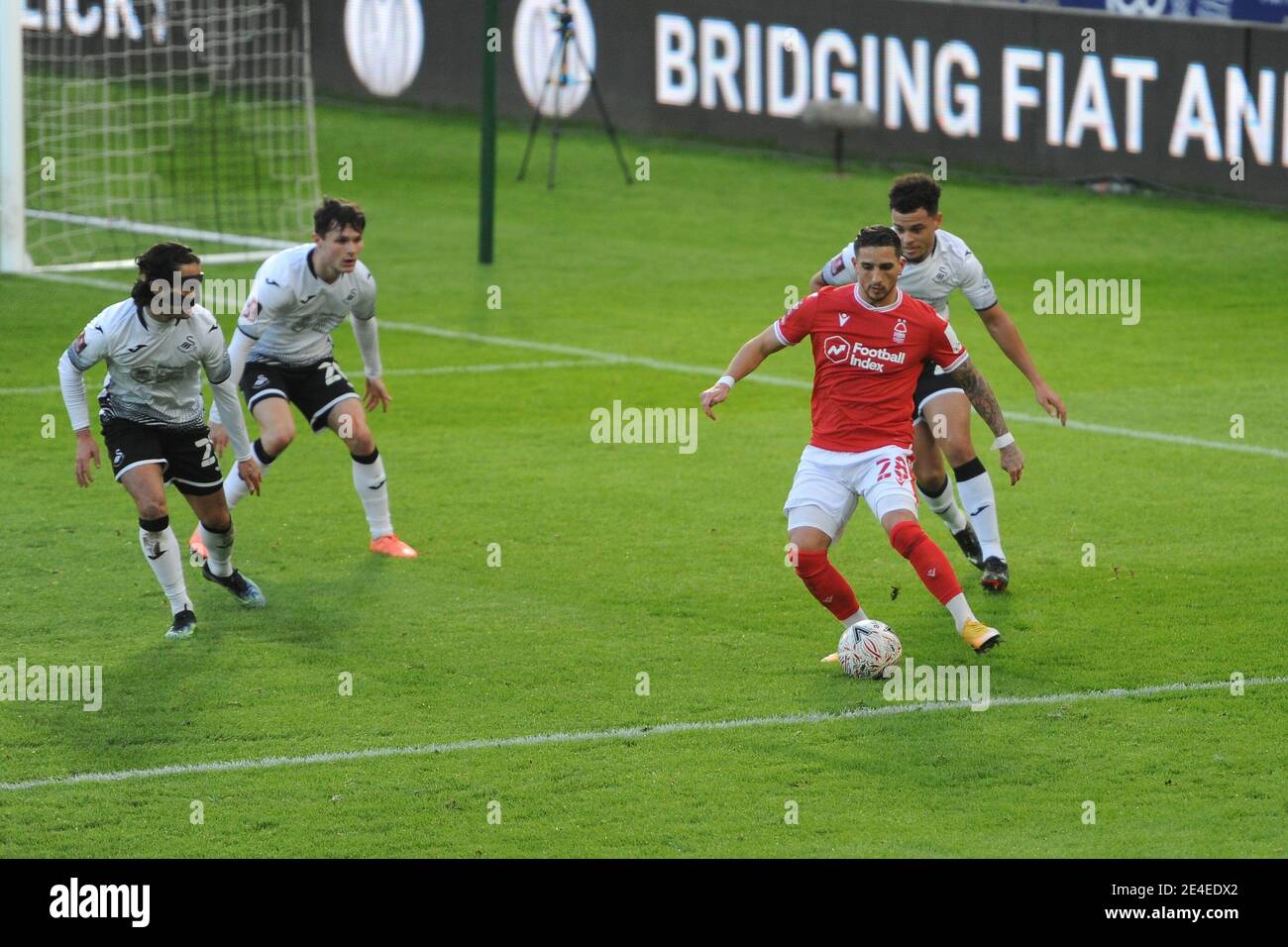 SWANSEA, GALLES. IL 23 GENNAIO Anthony Knockaert di Nottingham Forest è circondato dalla difesa di Swansea City durante la partita della fa Cup tra Swansea City e Nottingham Forest al Liberty Stadium di Swansea sabato 23 gennaio 2021. (Credit: Jeff Thomas | MI News) Credit: MI News & Sport /Alamy Live News Foto Stock