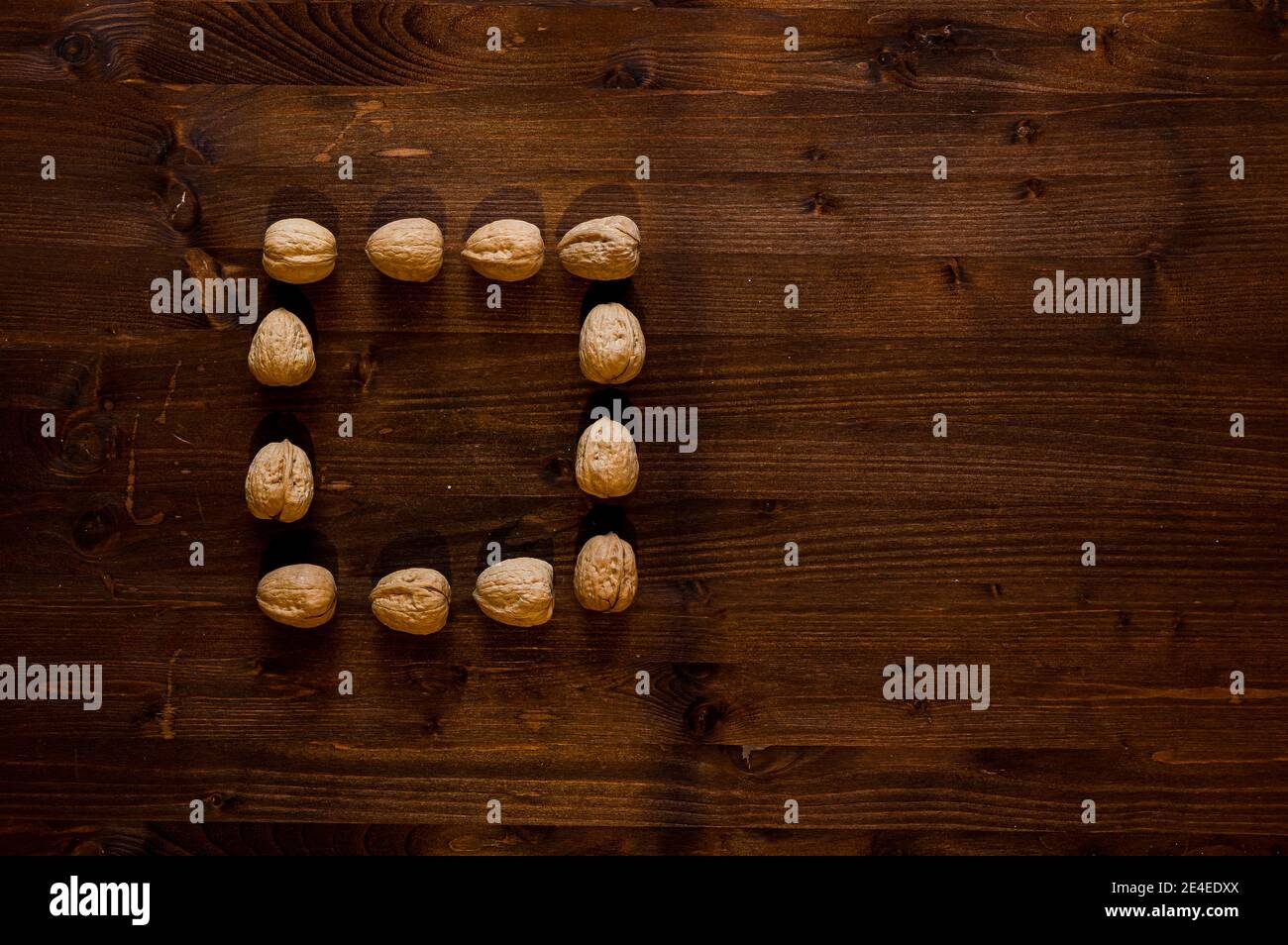 composizioni di noci sagomate su sfondo di legno per una sensazione naturale Foto Stock