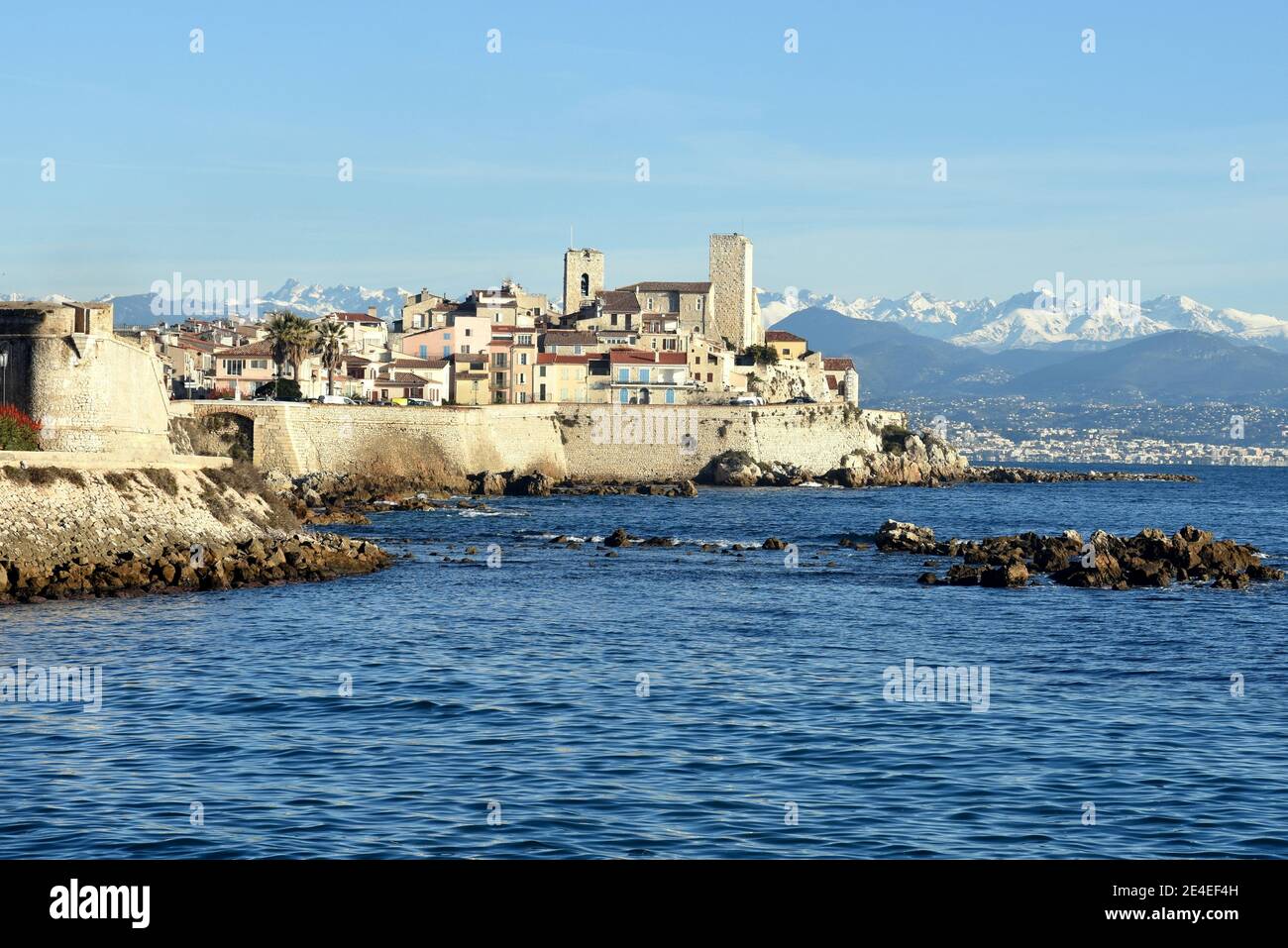 Francia, costa azzurra, Antibes, il Bastione, la città vecchia, i bastioni, e il svowy Mrecantour massiccio. Foto Stock