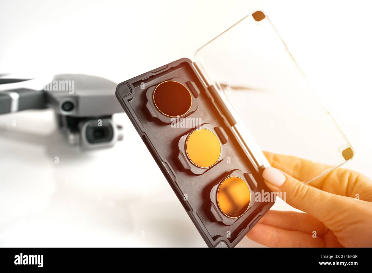 Primo piano di filtri a densità neutra o filtri ND e set di filtri polarizzanti per drone. Filtri per la telecamera drone. Foto Stock