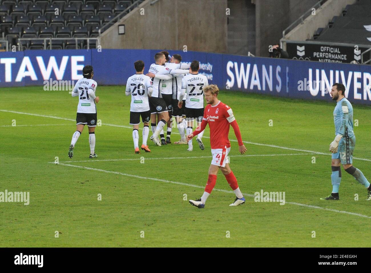 SWANSEA, GALLES. 23 GENNAIO Matt Grimes di Swansea City festeggia dopo aver segnato una penalità durante la partita della fa Cup tra Swansea City e Nottingham Forest al Liberty Stadium di Swansea sabato 23 gennaio 2021. (Credit: Jeff Thomas | MI News) Credit: MI News & Sport /Alamy Live News Foto Stock