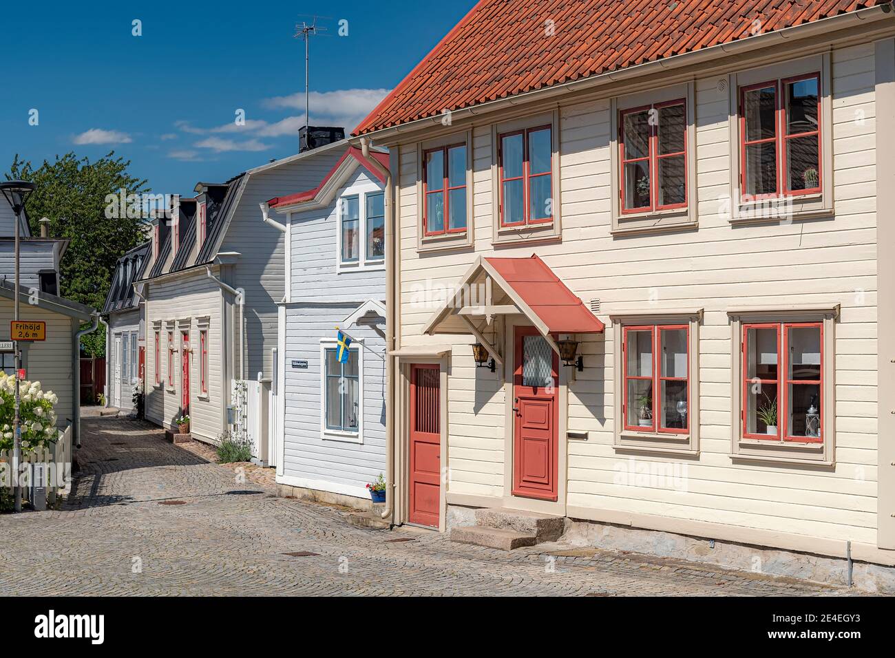 RONNEBY, SVEZIA - 01 AGOSTO 2020: Una delle strade colorate della città. Foto Stock